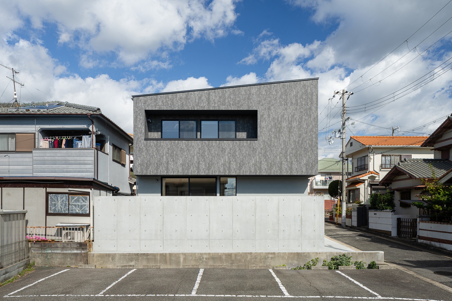 注文住宅・外観・コンクリートの目隠し・シンプルな外観・住宅街の家 注文住宅・デザイン住宅建築実例_『CASE731 あさもやのいえ』_外観