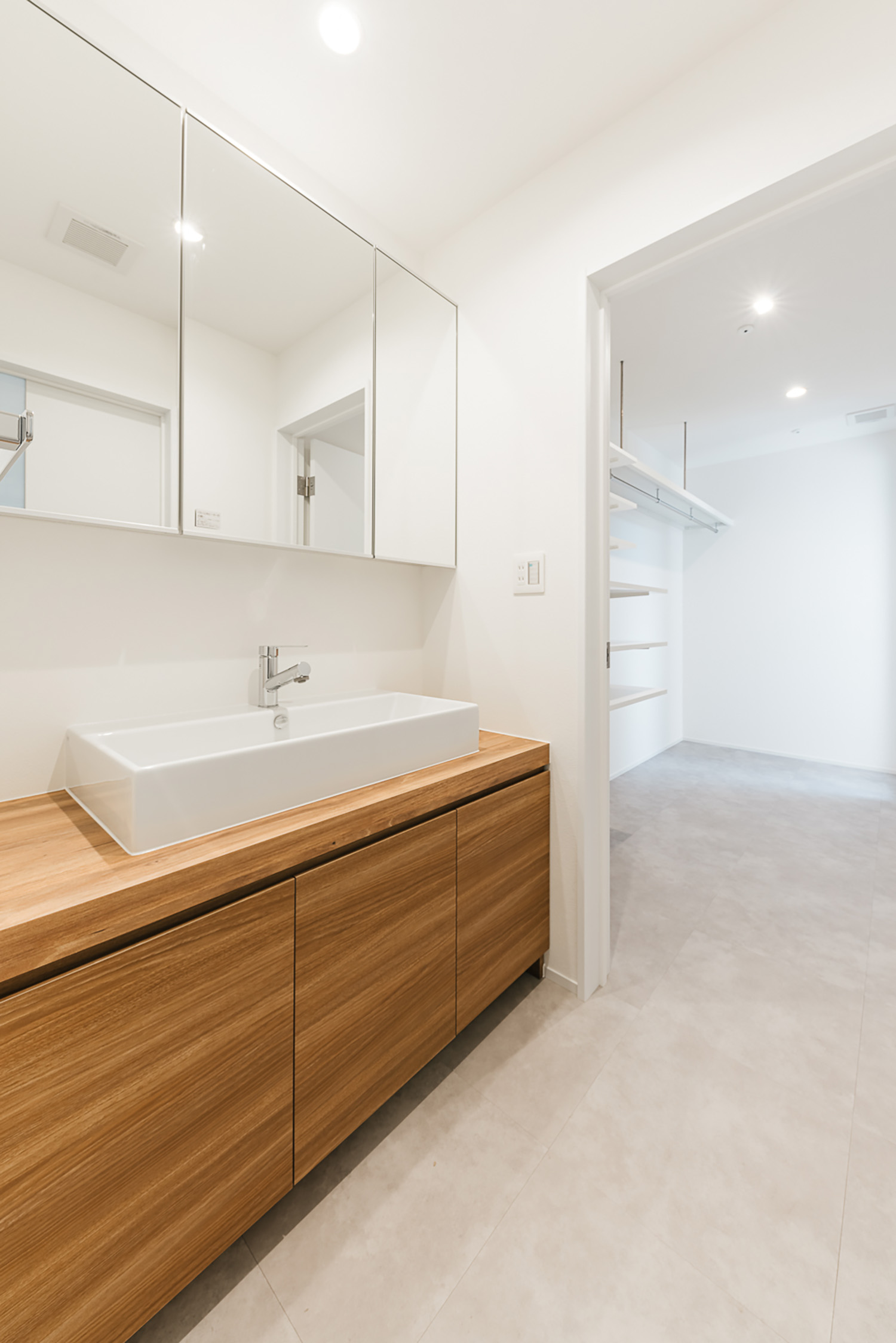 注文住宅・洗面所・清潔感のある・白を基調とした 注文住宅・デザイン住宅建築実例_『CASE731 あさもやのいえ』_浴室・洗面所