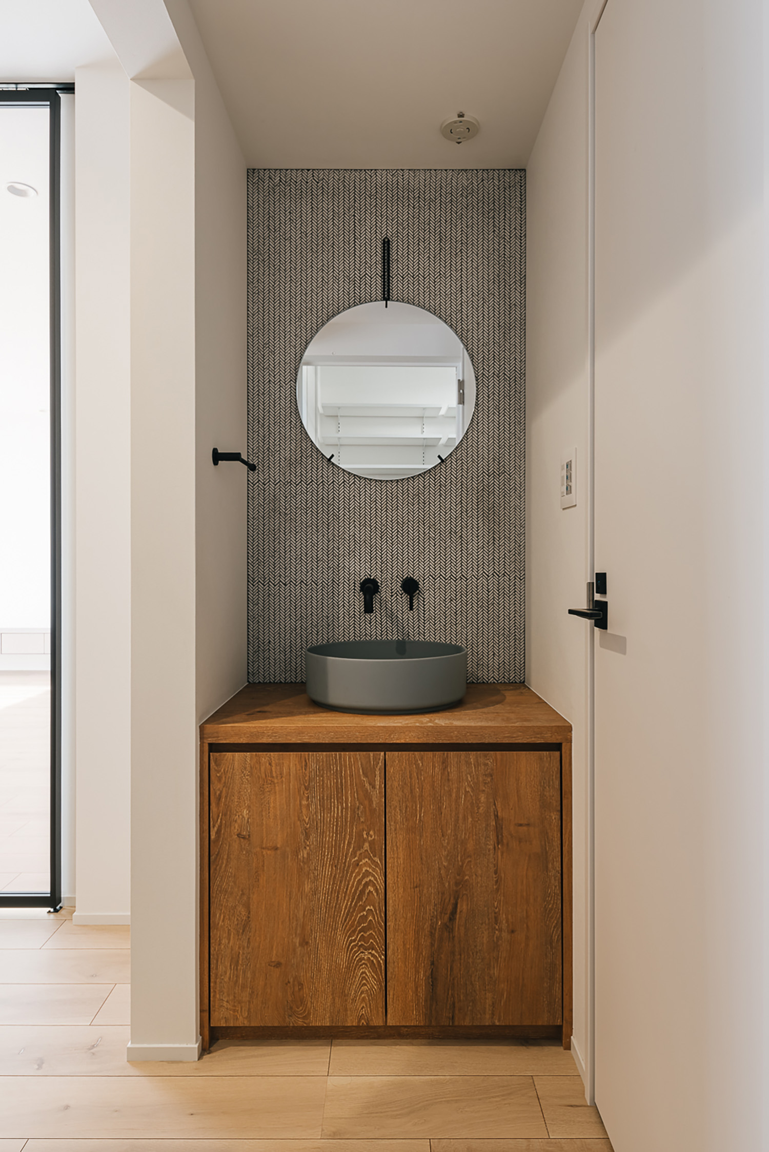 注文住宅・玄関・洗面所・手洗いカウンター・壁付け水栓 注文住宅・デザイン住宅建築実例_『CASE731 あさもやのいえ』_浴室・洗面所