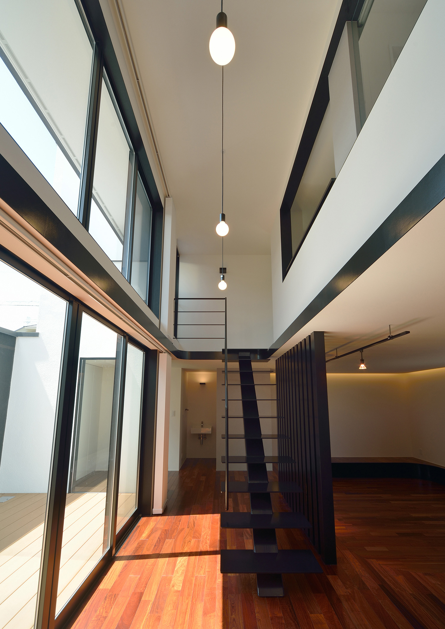 窓際にあるスケルトンのリビングイン階段・デザイン住宅