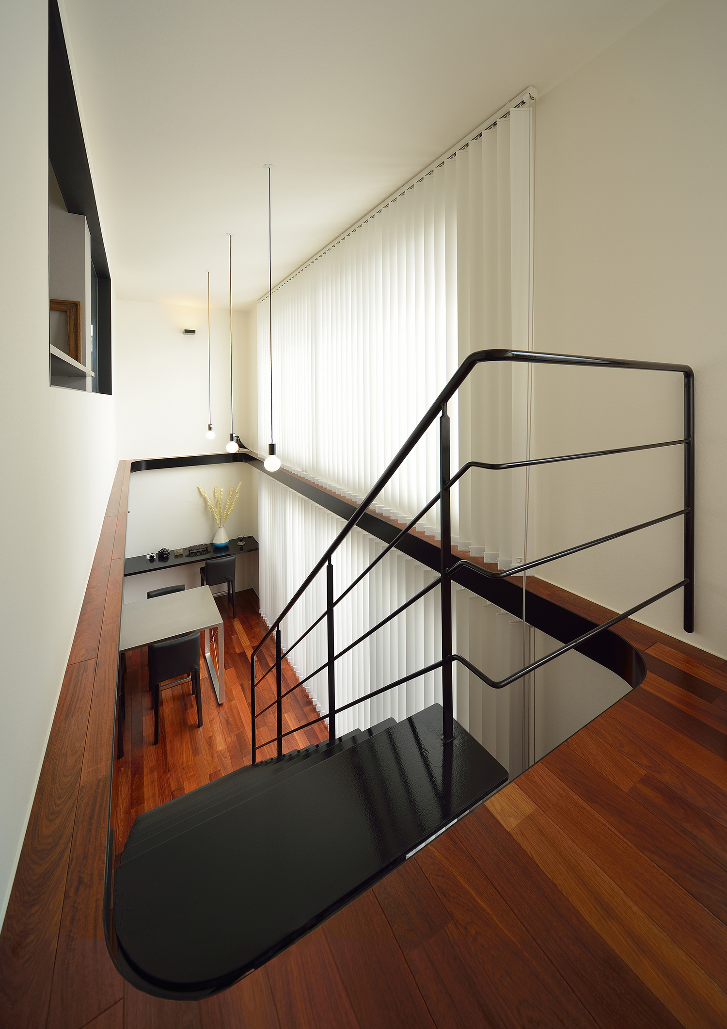 LDKの様子が見える吹き抜けの階段部分・デザイン住宅