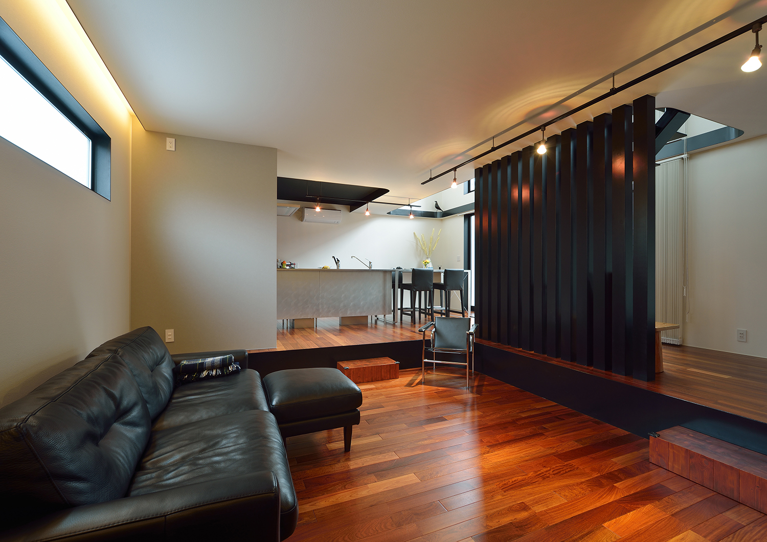 革のソファーを置いた高級感のあるLDK・デザイン住宅