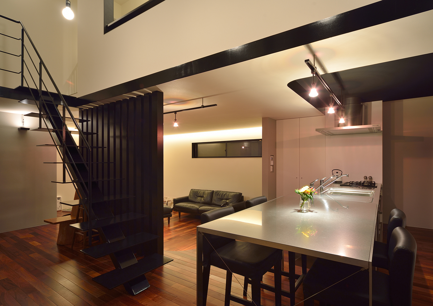 革の椅子とステンレスのテーブルがあるシンプルで高級感のあるLDK・デザイン住宅