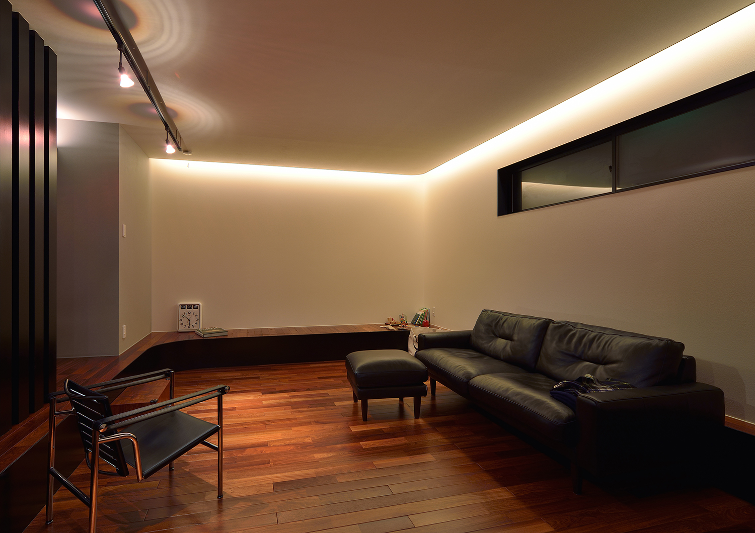 壁際に間接照明を取り付けたホテルライクで落ち着きのあるLDK・デザイン住宅