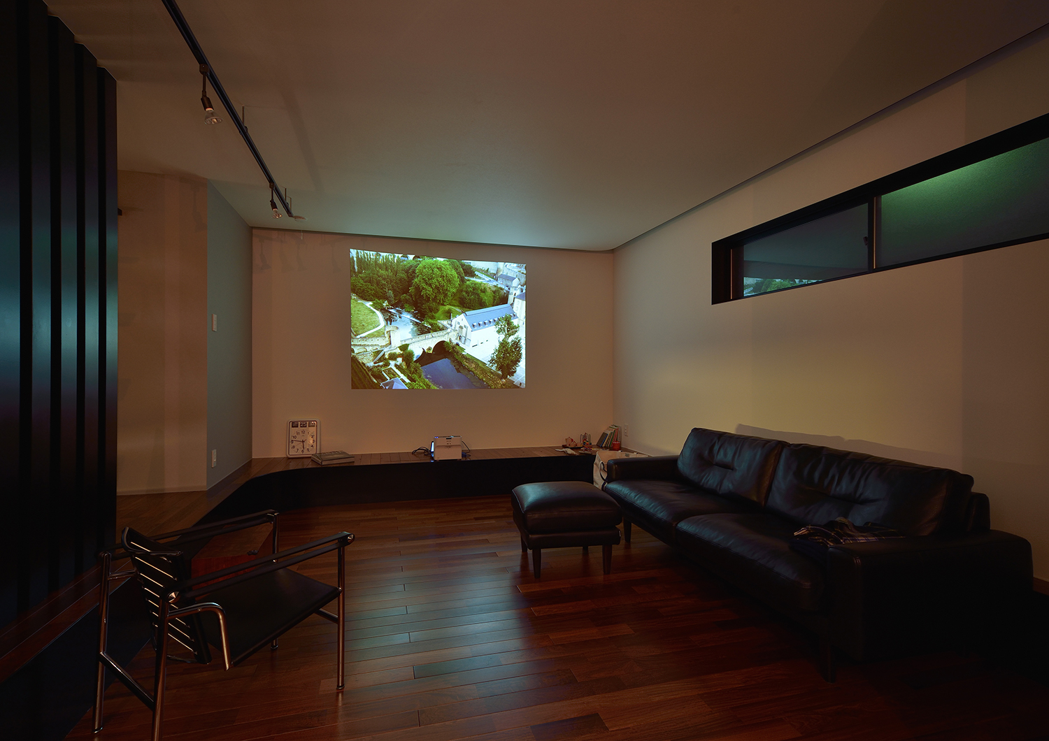 壁にプロジェクターを投影したホームシアターのあるLDK・デザイン住宅