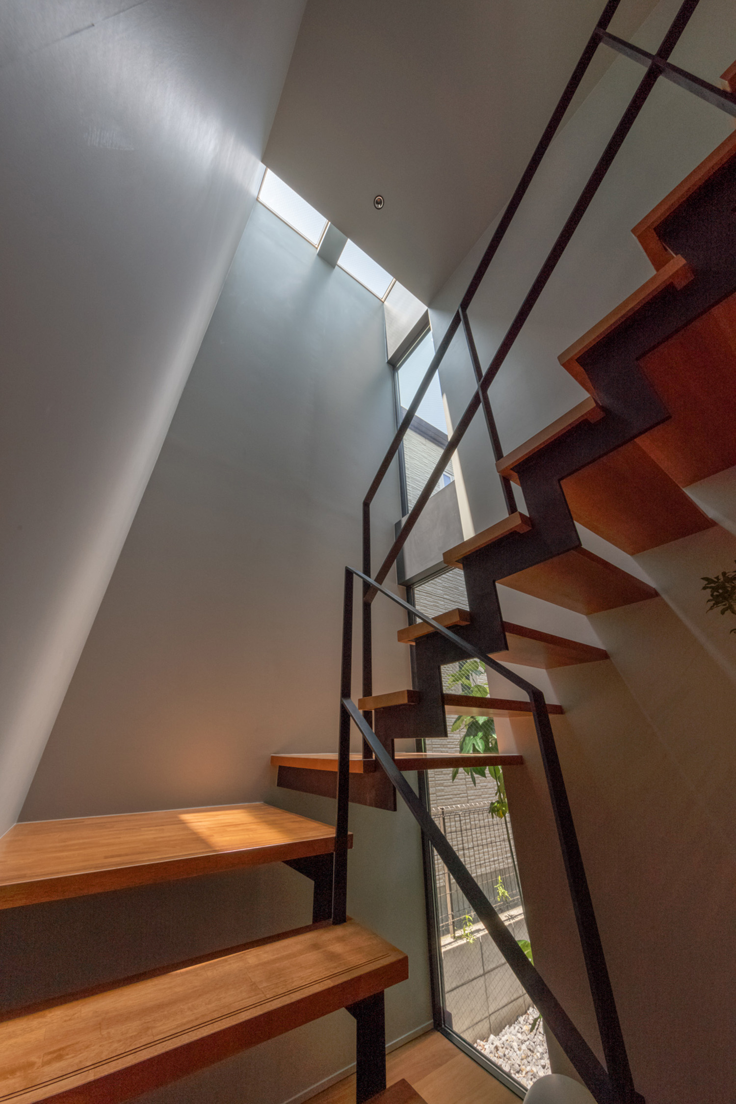 注文住宅・階段・木製・回り階段・スリット窓・アイアンの手すり 注文住宅・デザイン住宅建築実例_『CASE732 pass』_階段