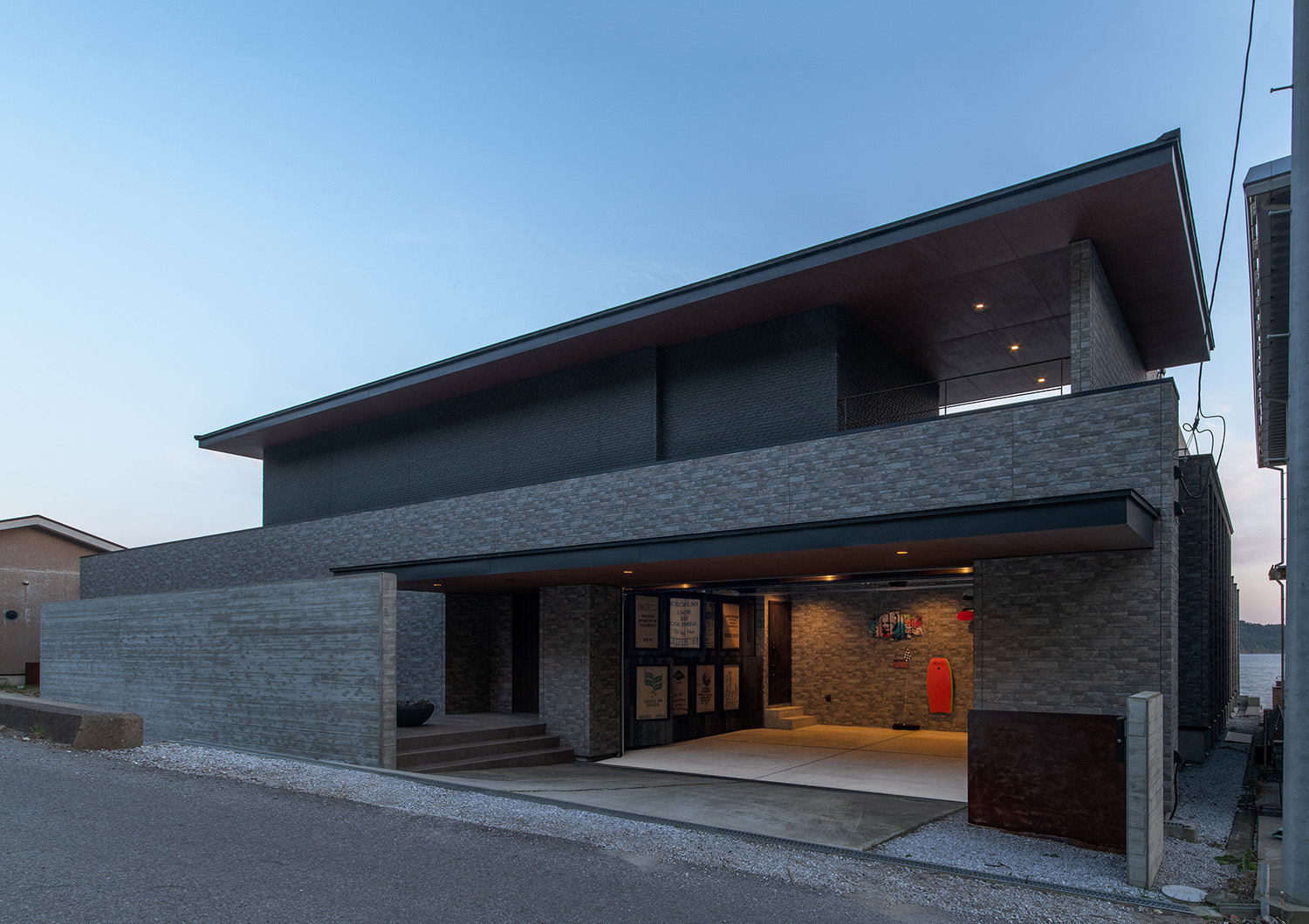 注文住宅・外観・ビルトインガレージ・部屋とつながる 注文住宅・デザイン住宅建築実例_『CASE733 Sea Side Residence』_ガレージ