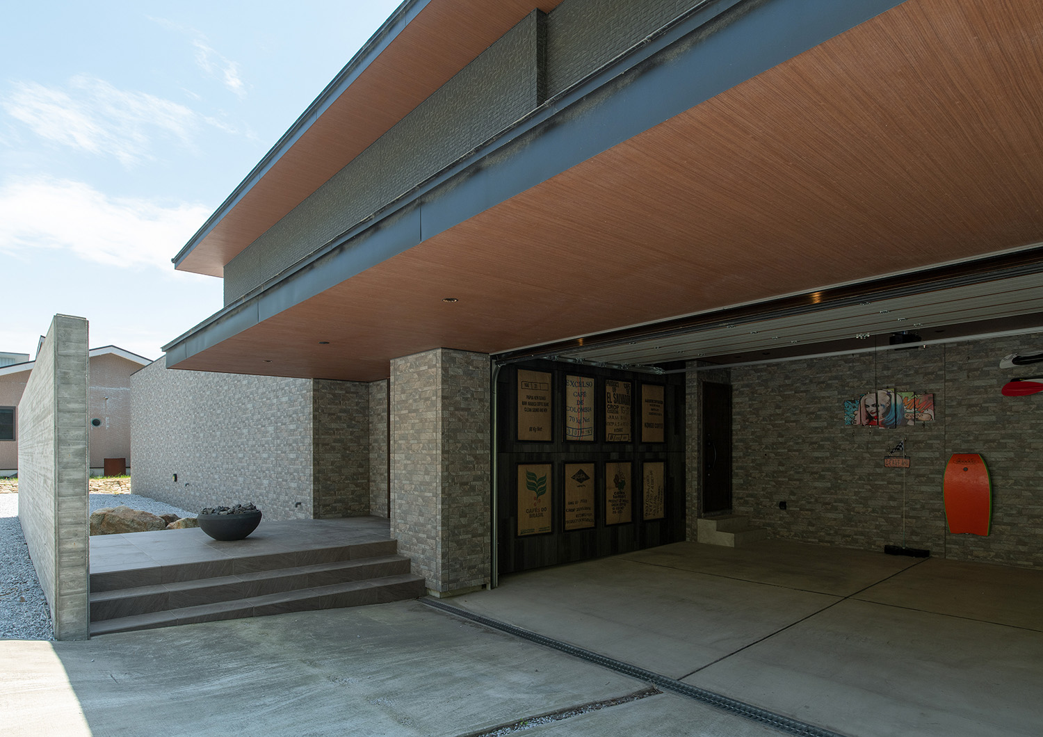 注文住宅・外観・ビルトインガレージ・部屋とつながる 注文住宅・デザイン住宅建築実例_『CASE733 Sea Side Residence』_ガレージ