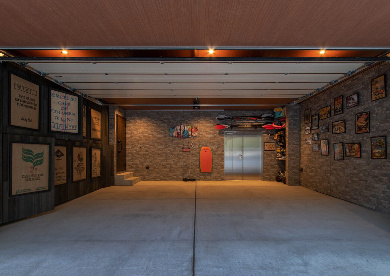 注文住宅・外観・ビルトインガレージ・部屋とつながる 注文住宅・デザイン住宅建築実例_『CASE733 Sea Side Residence』_ガレージ