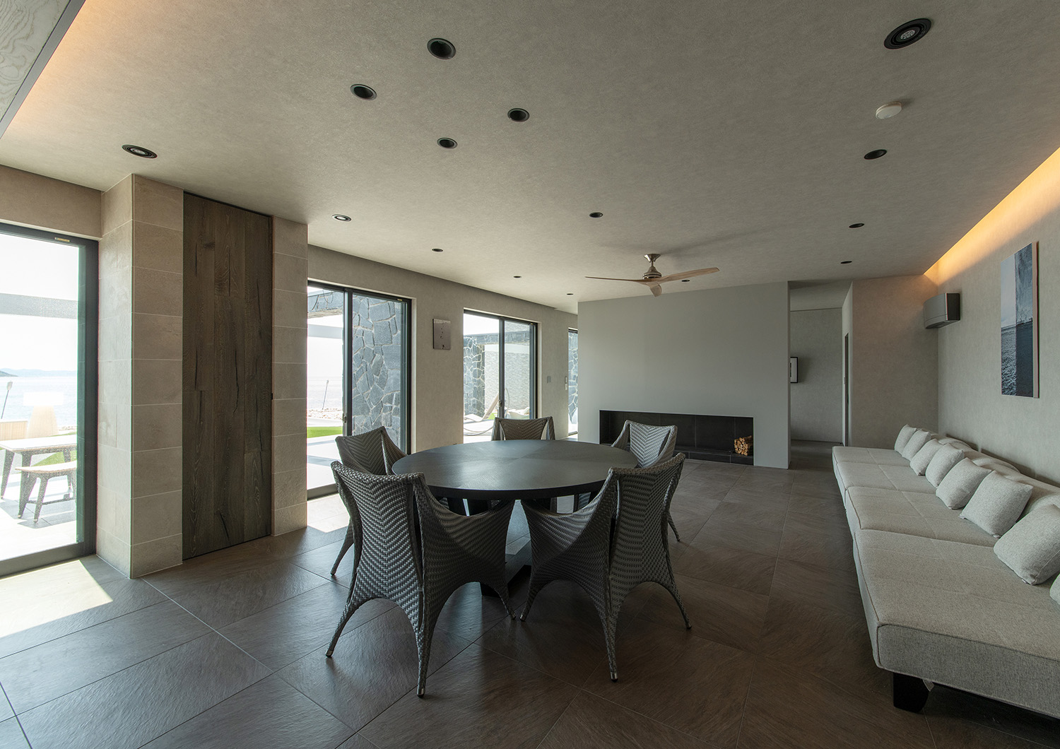 注文住宅・LDK・リビング・海が見える・オーシャンビュー・テラスとつながる・白を基調とした 注文住宅・デザイン住宅建築実例_『CASE733 Sea Side Residence』_LDK