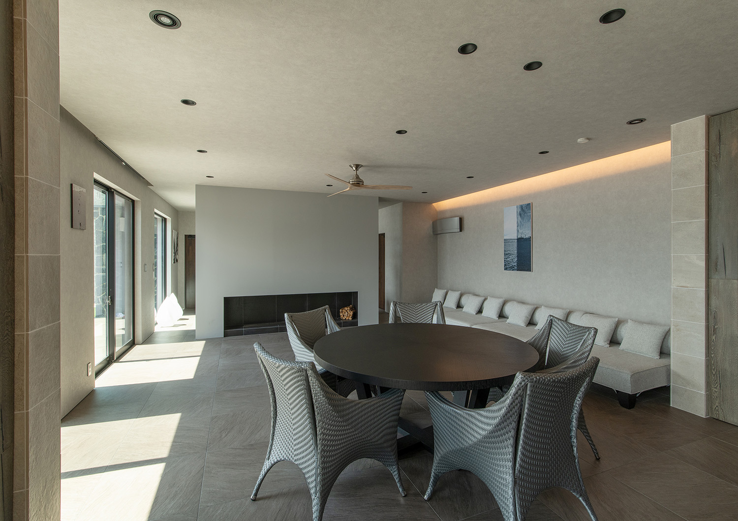 注文住宅・LDK・リビング・海が見える・オーシャンビュー・テラスとつながる・白を基調とした 注文住宅・デザイン住宅建築実例_『CASE733 Sea Side Residence』_LDK