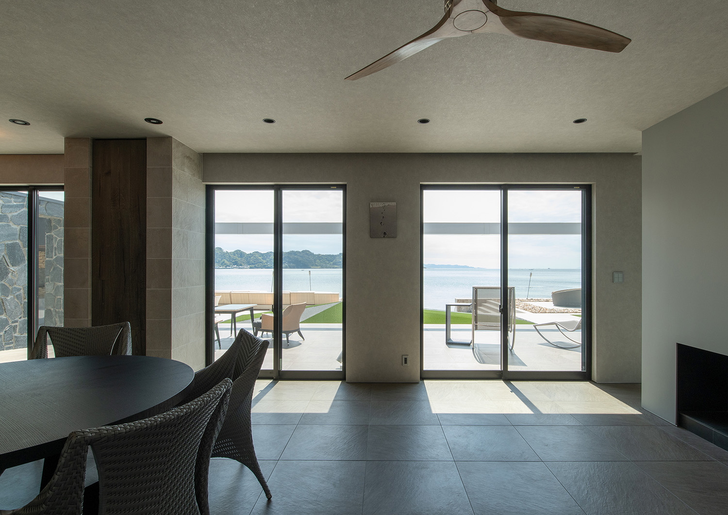 注文住宅・LDK・リビング・海が見える・オーシャンビュー・テラスとつながる・白を基調とした 注文住宅・デザイン住宅建築実例_『CASE733 Sea Side Residence』_LDK