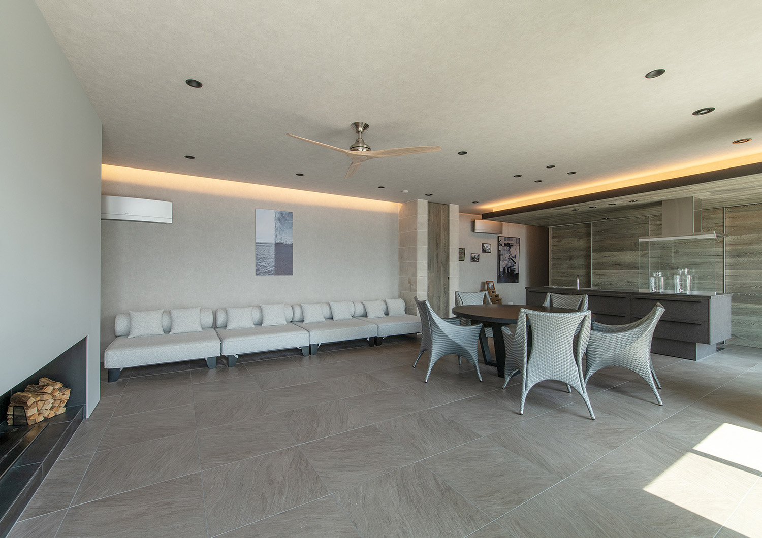 注文住宅・LDK・リビング・海が見える・オーシャンビュー・テラスとつながる・白を基調とした 注文住宅・デザイン住宅建築実例_『CASE733 Sea Side Residence』_LDK