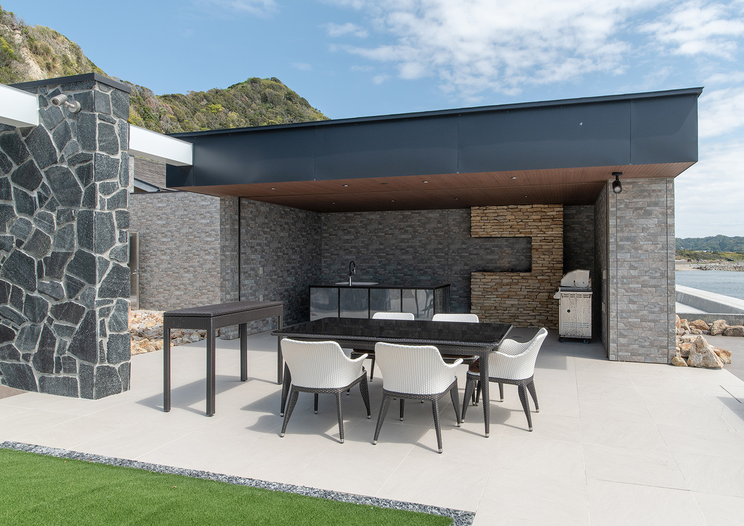 注文住宅・テラス・キッチン・バーベキュー・海が見える・オーシャンビュー 注文住宅・デザイン住宅建築実例_『CASE733 Sea Side Residence』_テラス・バルコニー