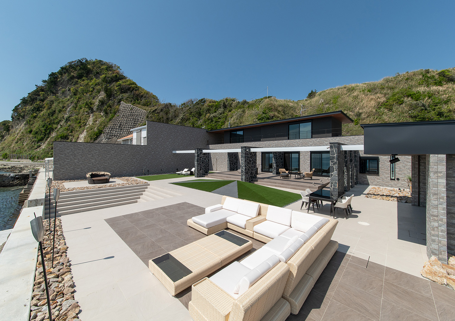 海を眺めながら芝生の上でくつろぐことが出来る、リゾート地のようなエリア。