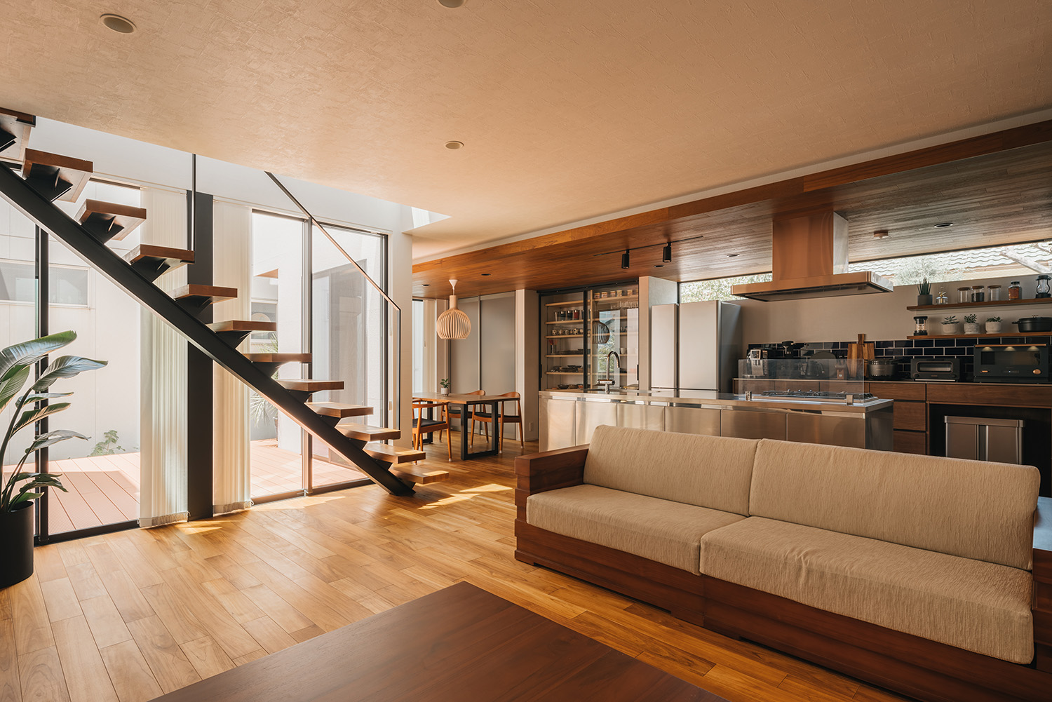 注文住宅・LDK・リビングイン階段・中庭の見えるリビング 注文住宅・デザイン住宅建築実例_『CASE735 brighted home』_LDK