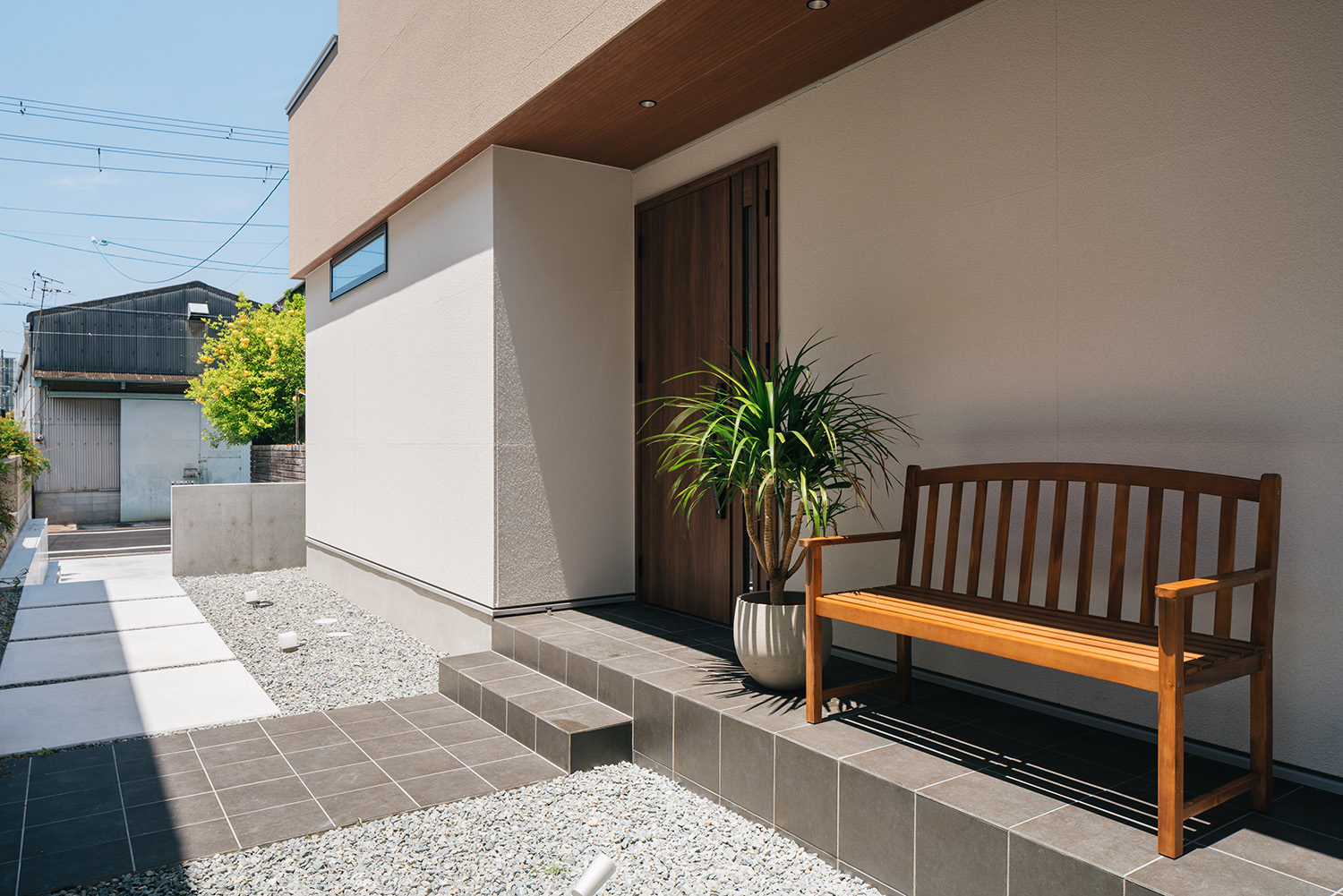 注文住宅・外観・玄関アプローチ・ベンチのある玄関 注文住宅・デザイン住宅建築実例_『CASE735 brighted home』_外観
