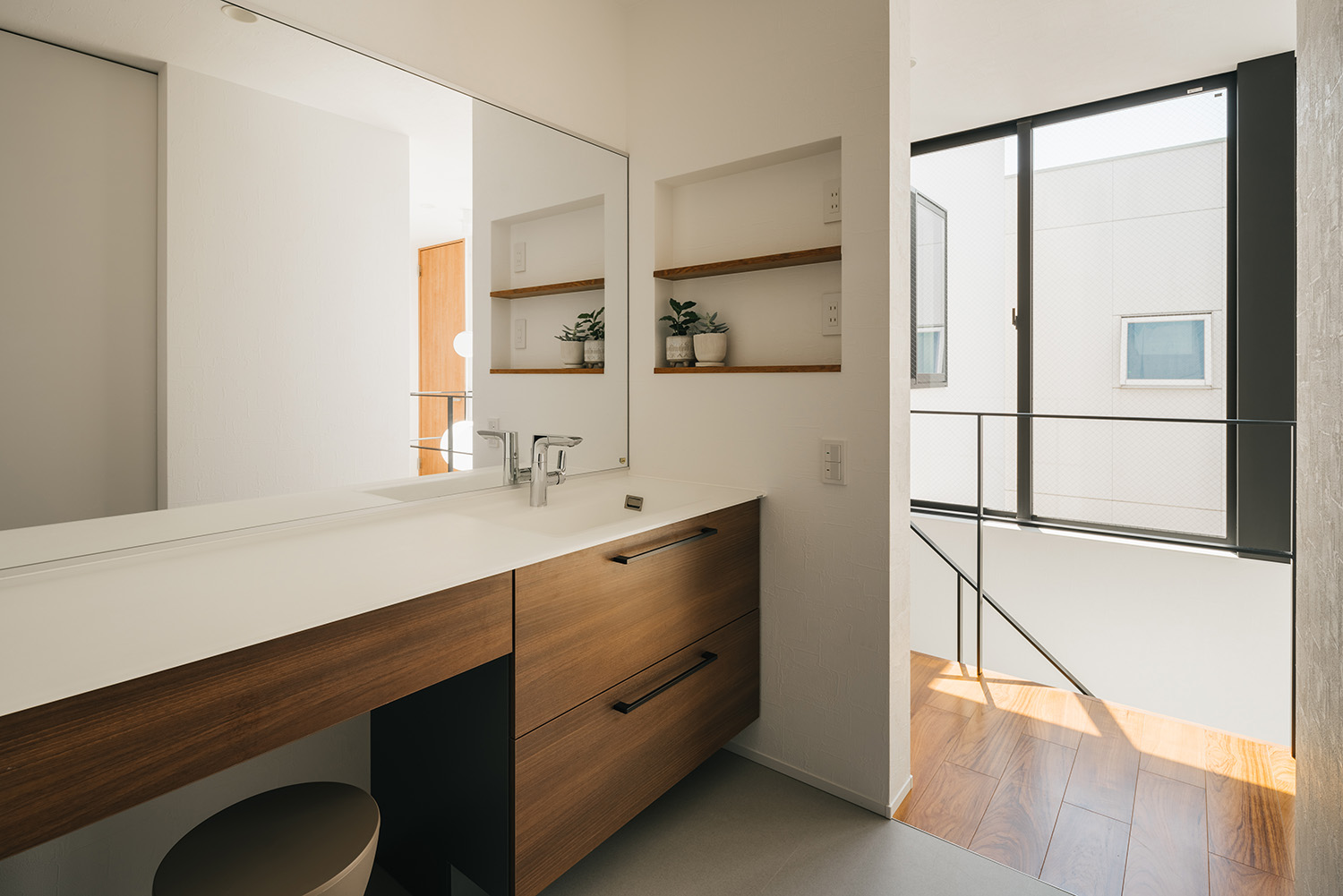 注文住宅・洗面所・パウダールーム 注文住宅・デザイン住宅建築実例_『CASE735 brighted home』_浴室・洗面所