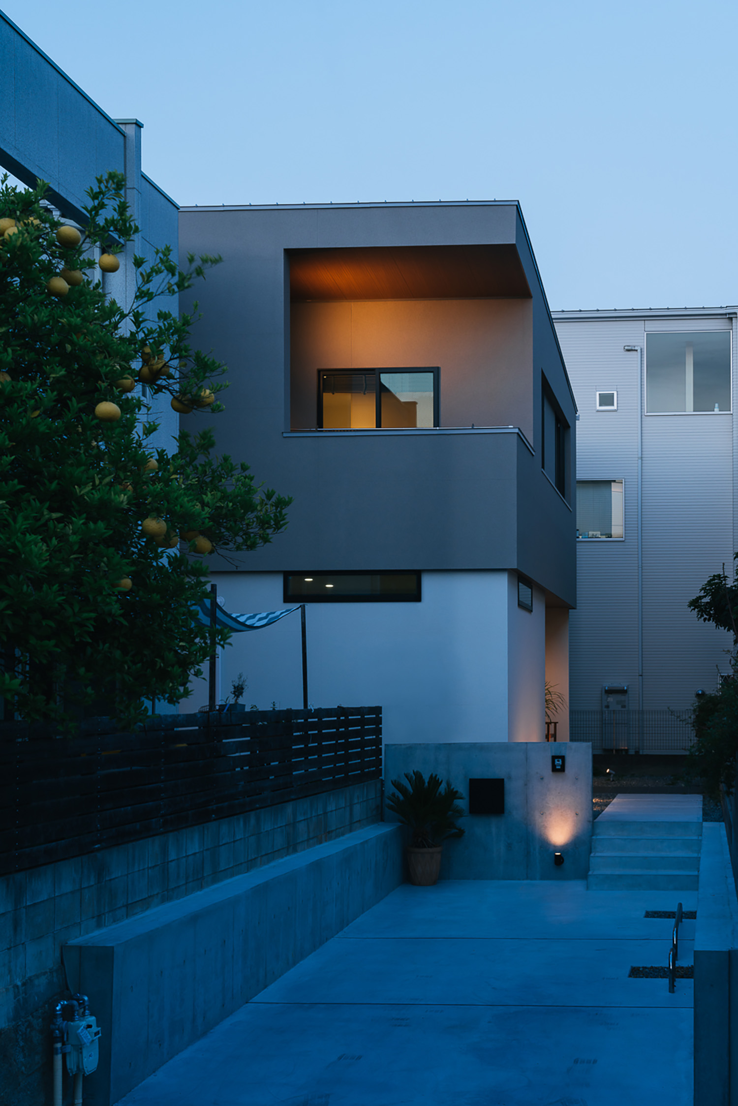 注文住宅・外観・旗竿地・玄関アプローチ・ベランダ・駐車スペース 注文住宅・デザイン住宅建築実例_『CASE735 brighted home』_外観