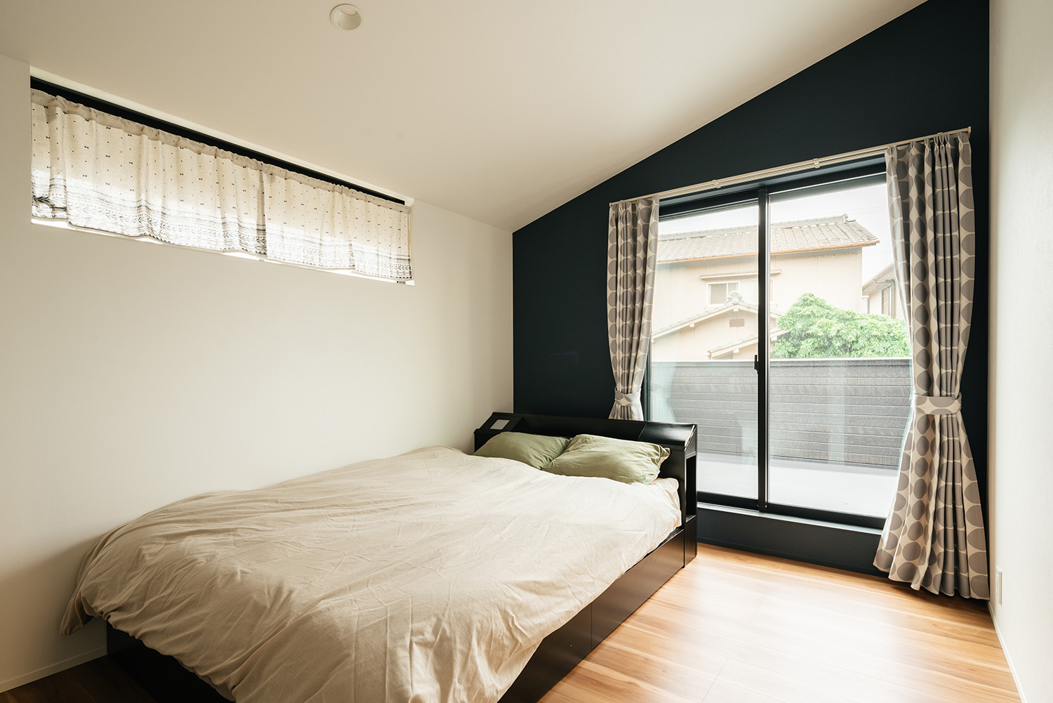 注文住宅・寝室・スリット窓・ベランダ 注文住宅・デザイン住宅建築実例_『CASE734 黎明の家』_寝室