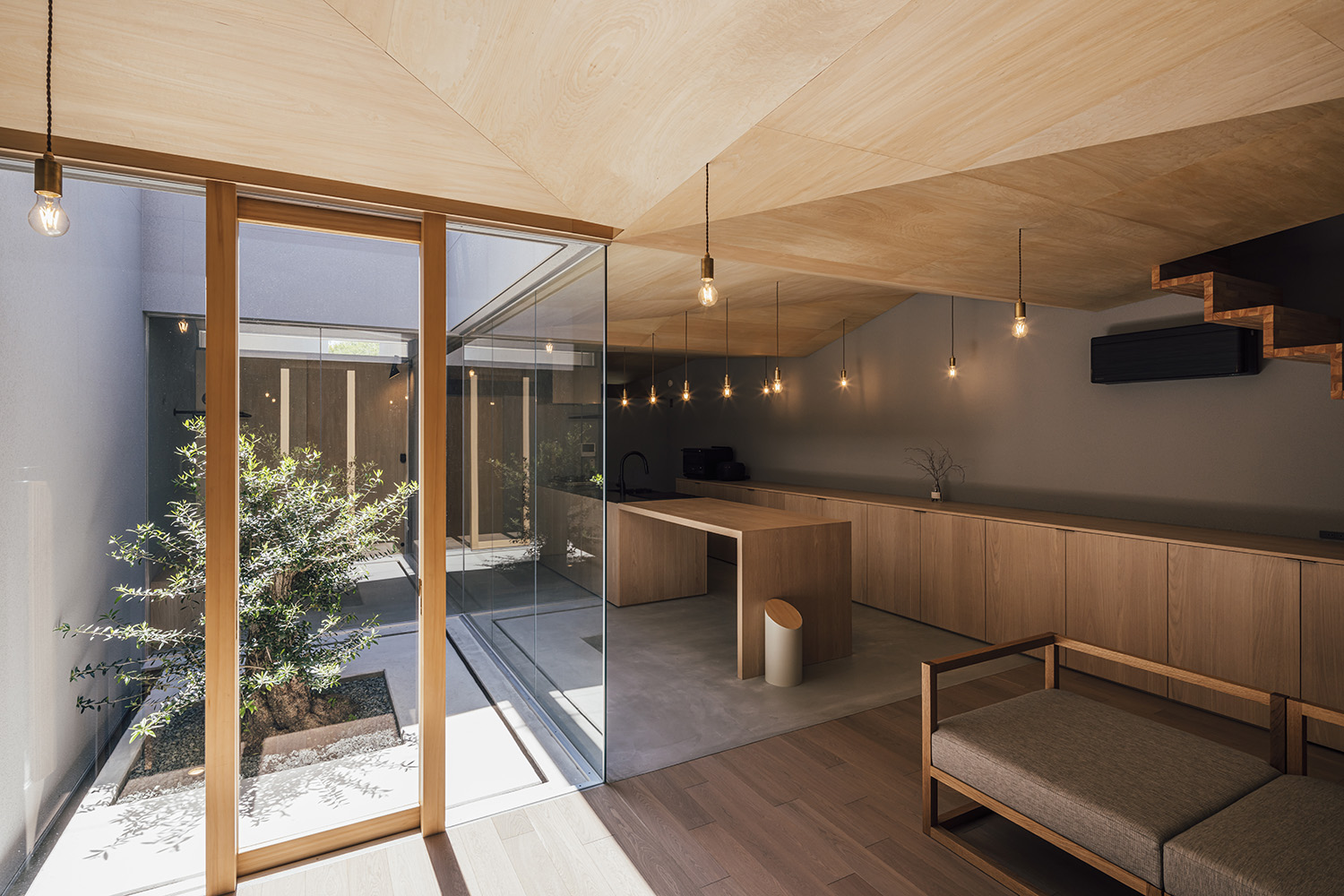 注文住宅・LDK・中庭の見えるリビング・ガラス張り・木の天井・木製の建具 注文住宅・デザイン住宅建築実例_『CASE736 アンモナイト』_LDK