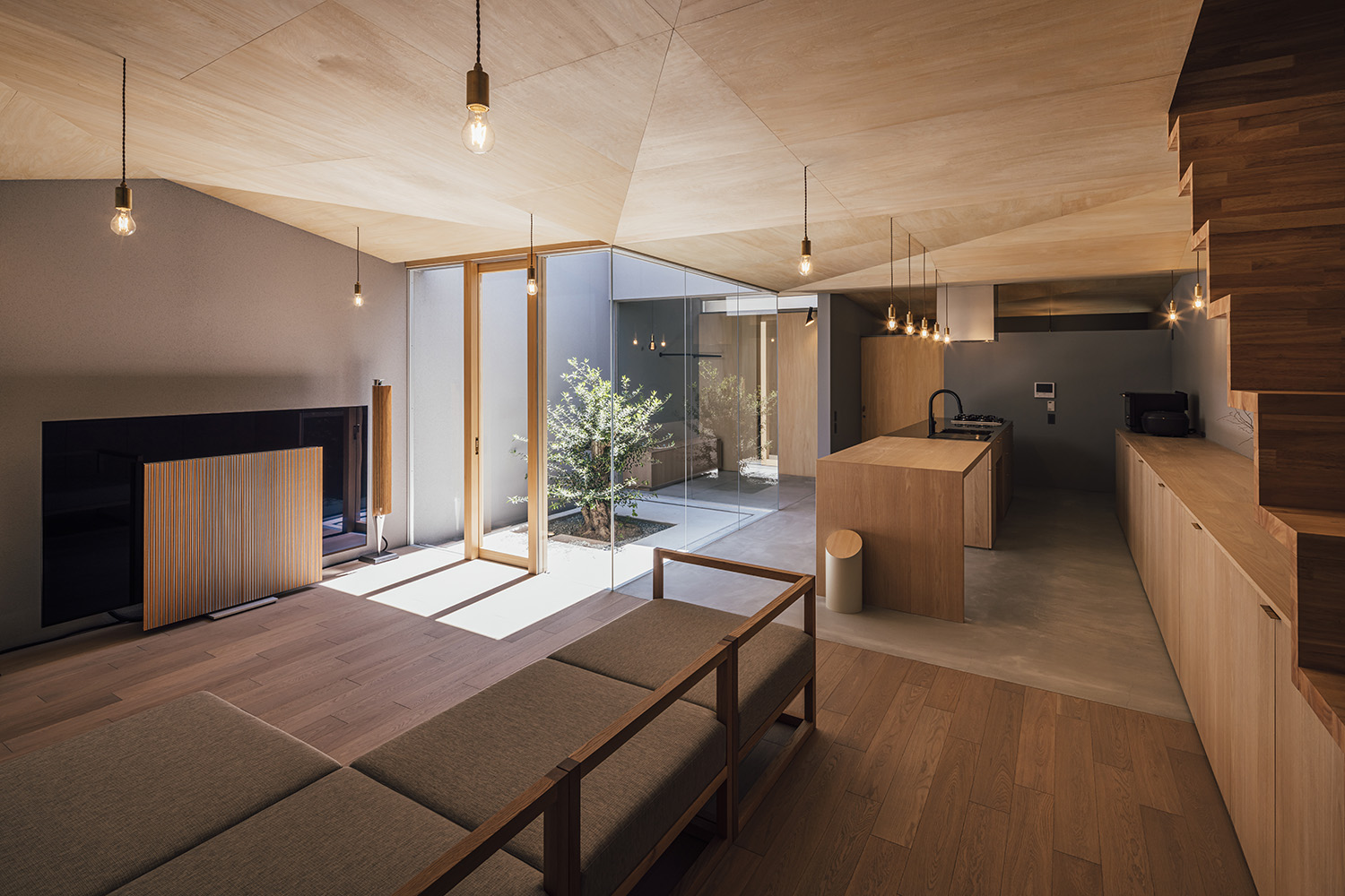 注文住宅・LDK・中庭の見えるリビング・ガラス張り・木の天井・木製の建具 注文住宅・デザイン住宅建築実例_『CASE736 アンモナイト』_LDK