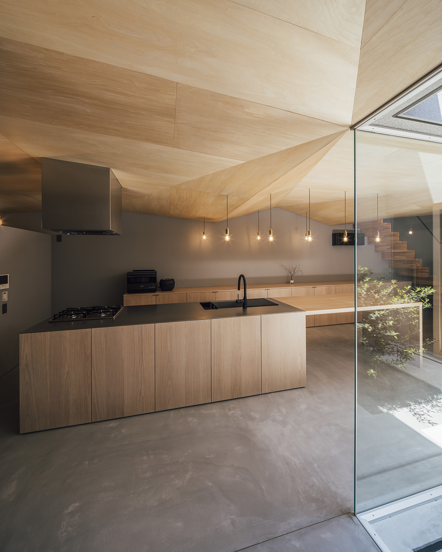 注文住宅・LDK・中庭の見えるリビング・ガラス張り・木の天井・木製の建具 注文住宅・デザイン住宅建築実例_『CASE736 アンモナイト』_LDK