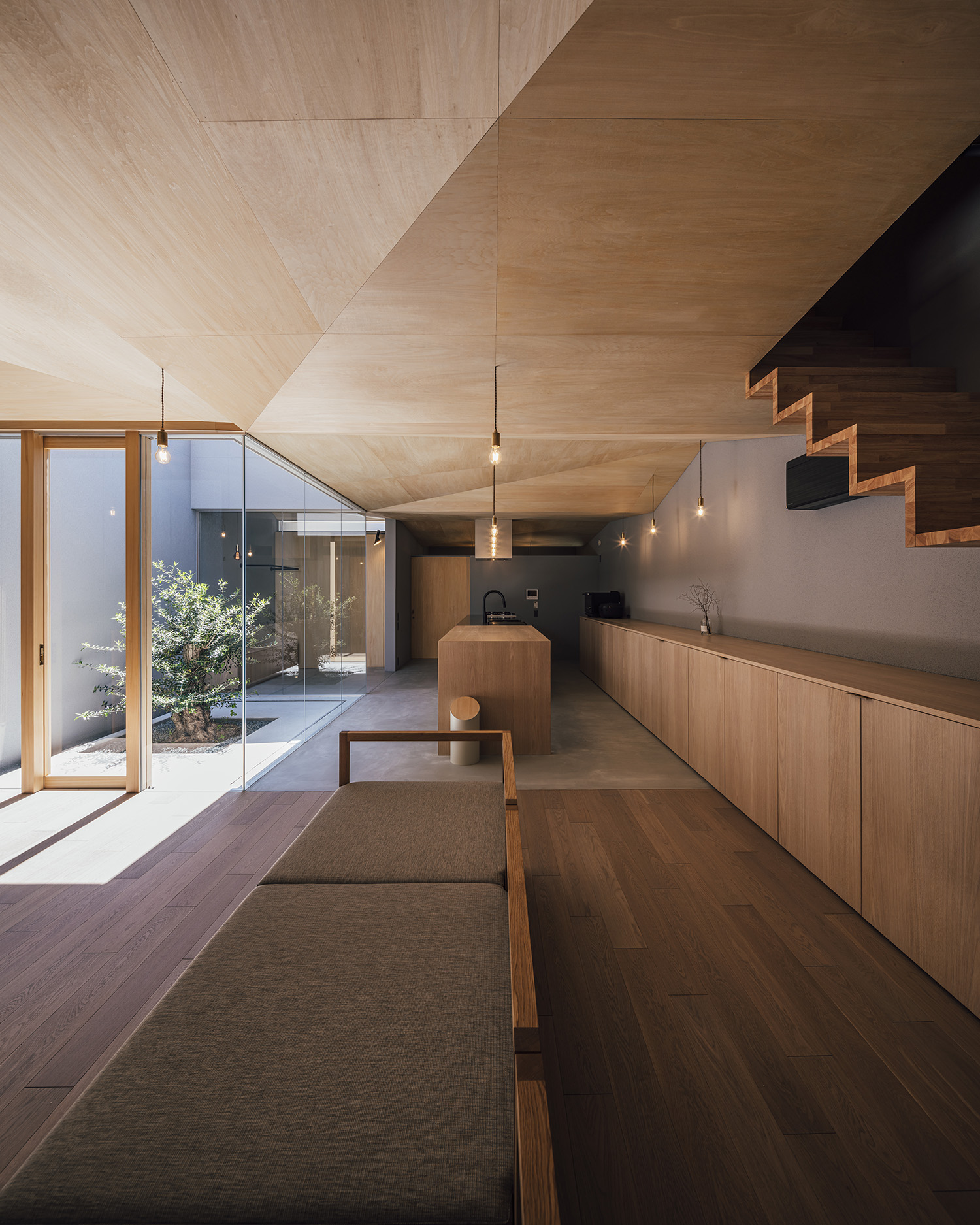 注文住宅・ダイニング・アイランドキッチン・木の天井・木製の建具 注文住宅・デザイン住宅建築実例_『CASE736 アンモナイト』_キッチン