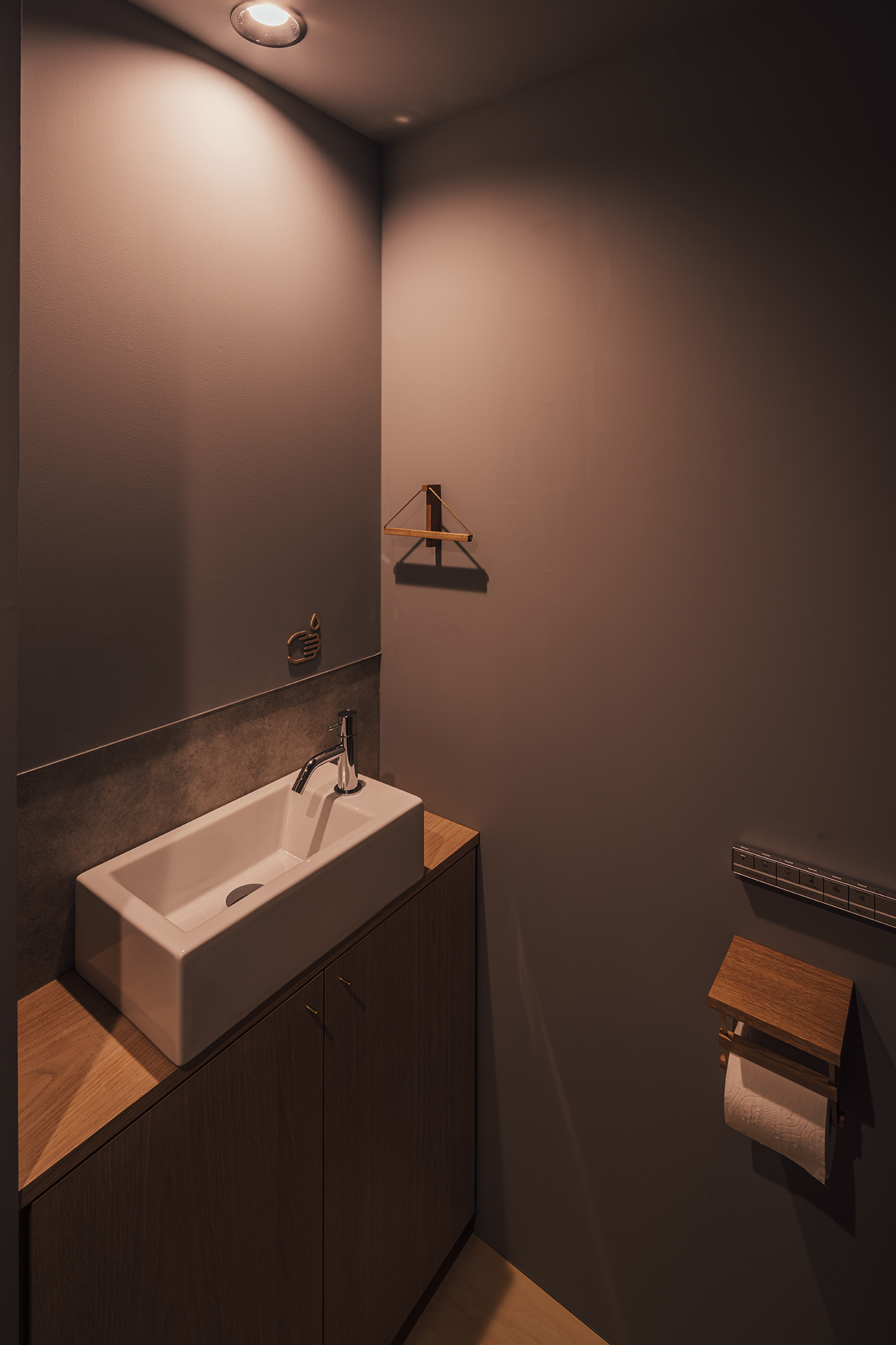 注文住宅・トイレ・モダンなトイレ・薄型手洗い・ホテルライク 注文住宅・デザイン住宅建築実例_『CASE736 アンモナイト』_トイレ