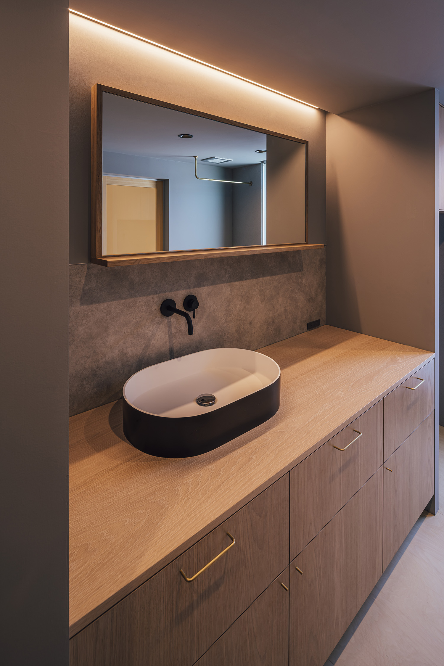 注文住宅・洗面所・壁付けセパレート水栓・モルタル・ホテルライク 注文住宅・デザイン住宅建築実例_『CASE736 アンモナイト』_浴室・洗面所