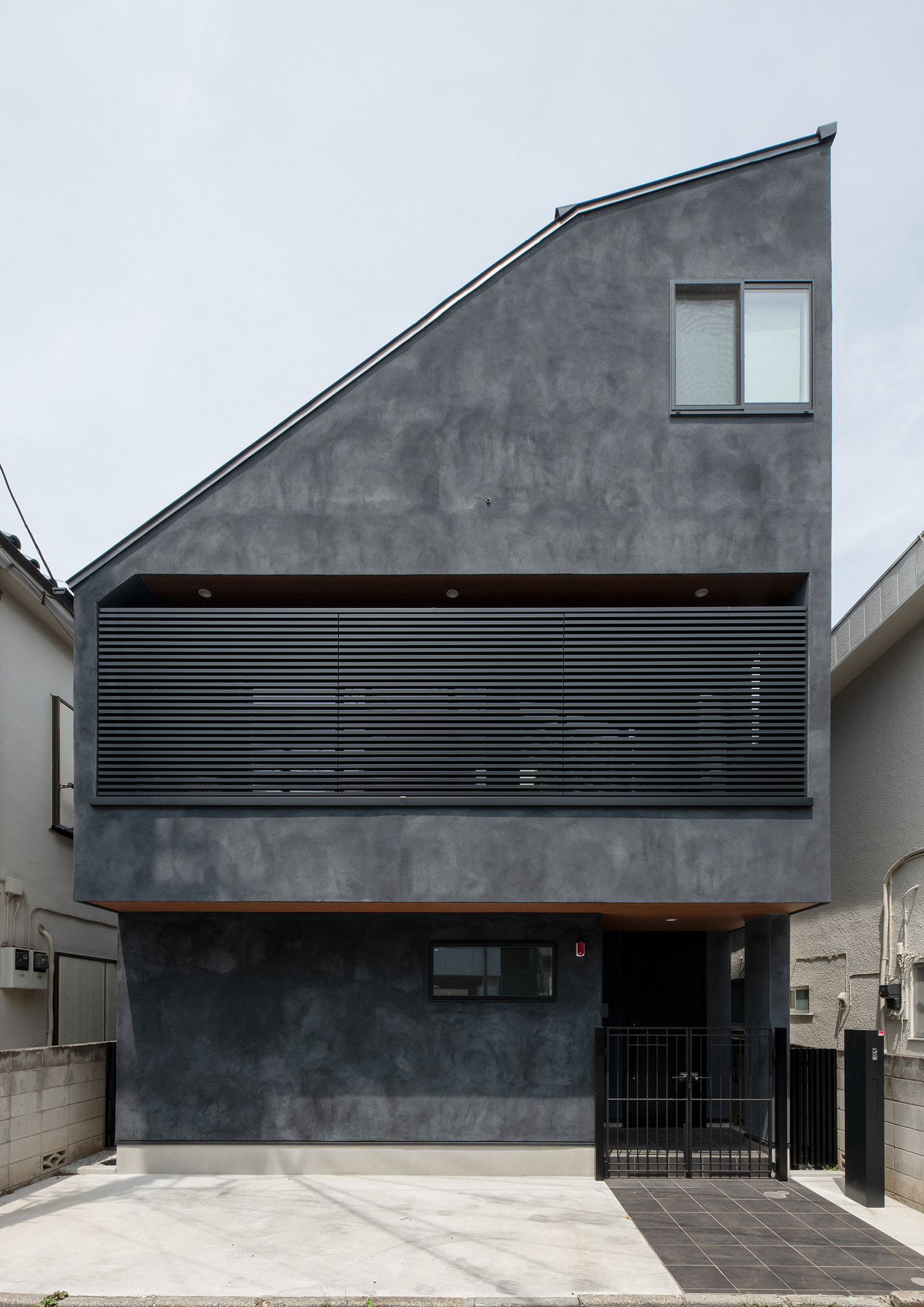 シンプルモダンな外観デザインの3階建て住宅