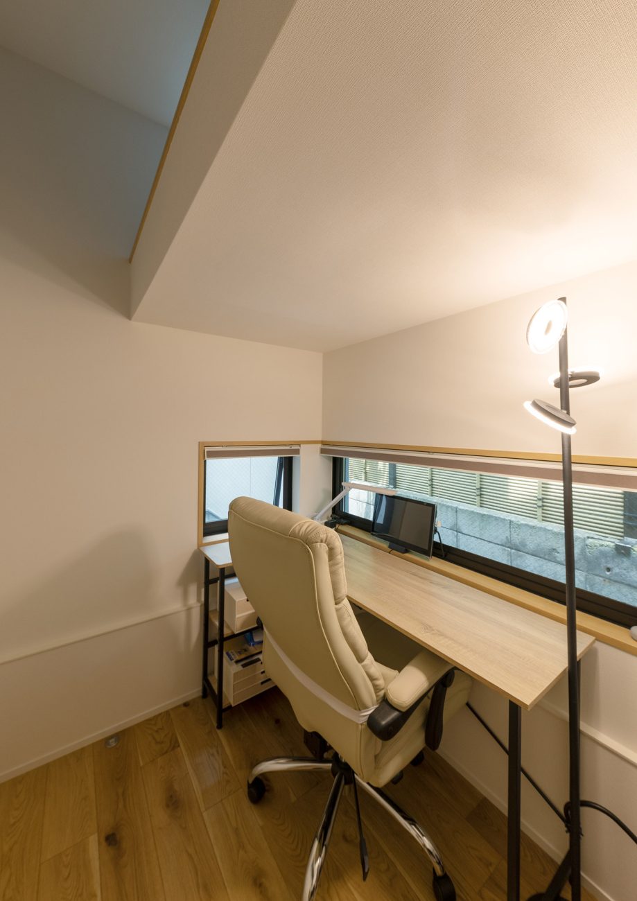 注文住宅・書斎・ワークスペース・視線が抜ける・スリット窓・白を基調とした 注文住宅・デザイン住宅建築実例_『CASE745 自由が丘の家』_書斎