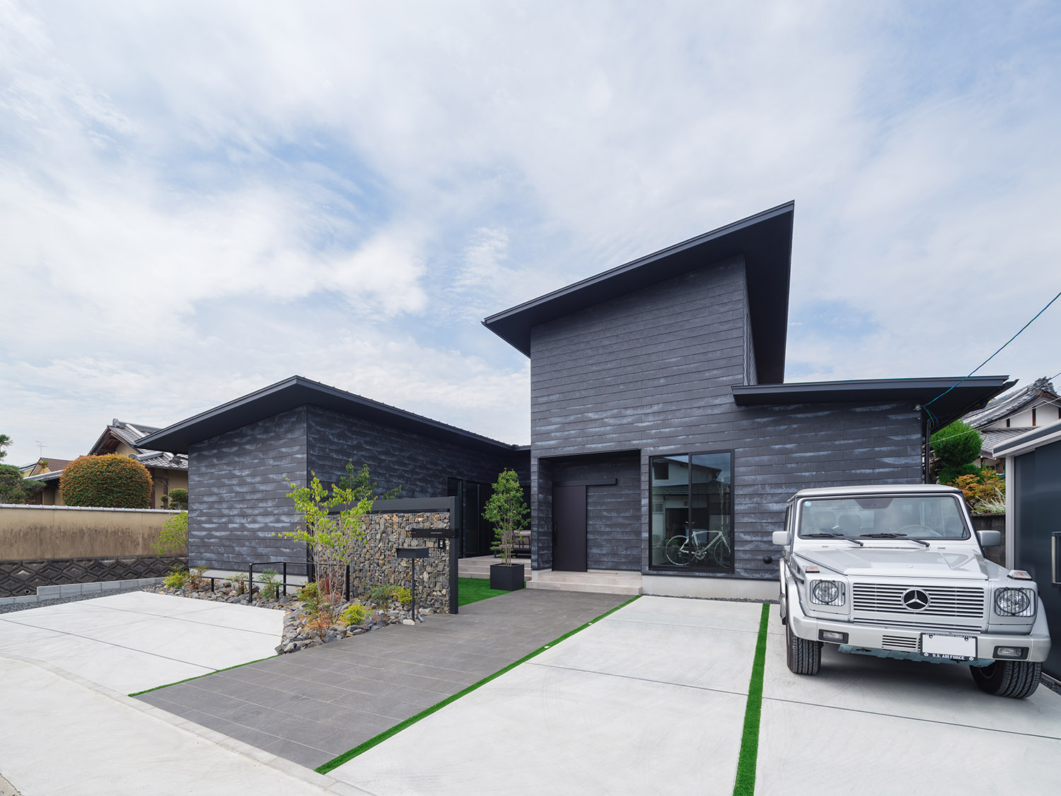 コンクリートの打ちっぱなしにグリーンのラインを引いた開放感のある駐車場