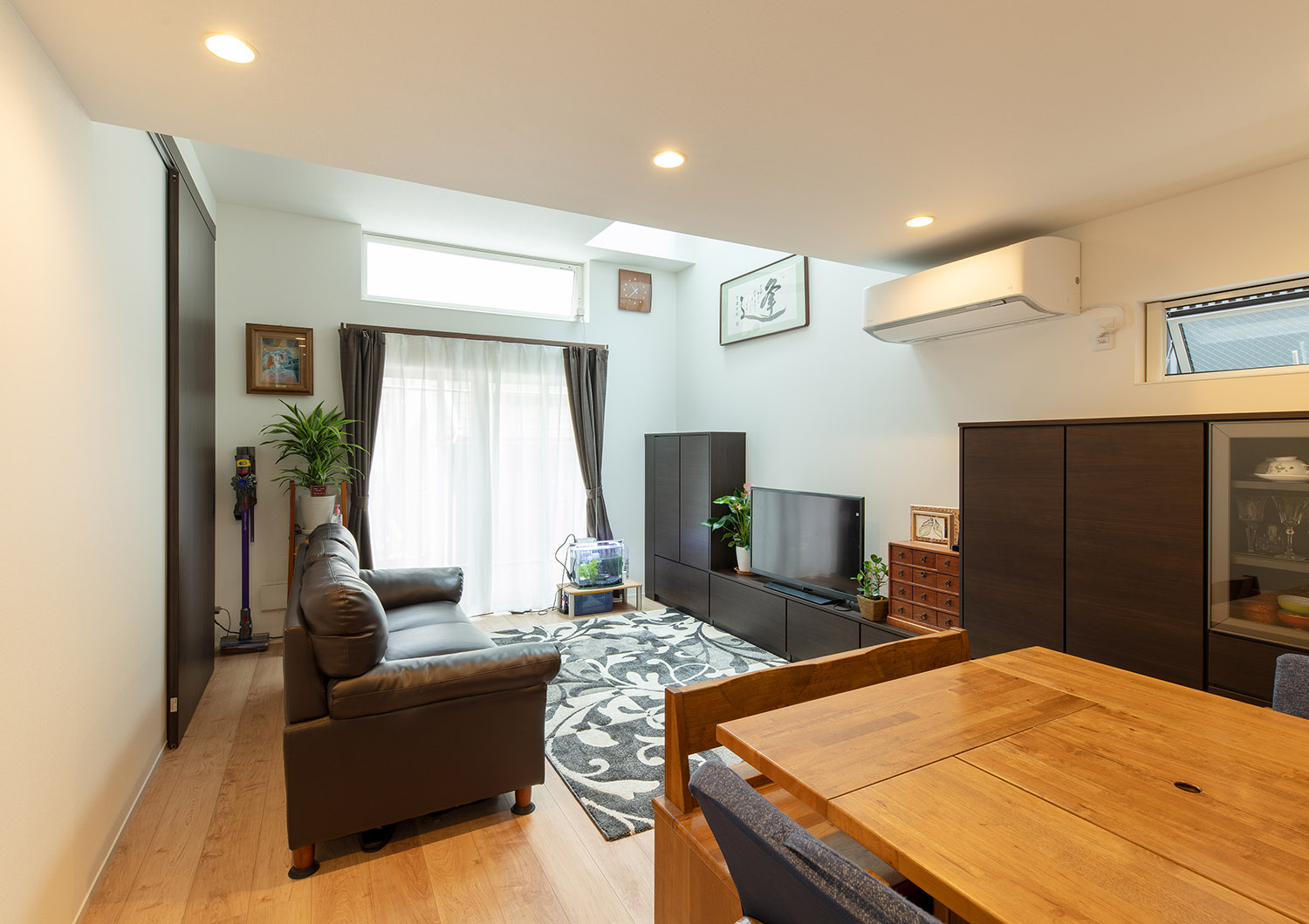 スリット窓があるフローリングのLDK・フリーダムアーキテクツの事例 注文住宅・デザイン住宅建築実例_『CASE748 バスケットコートのある家』_LDK