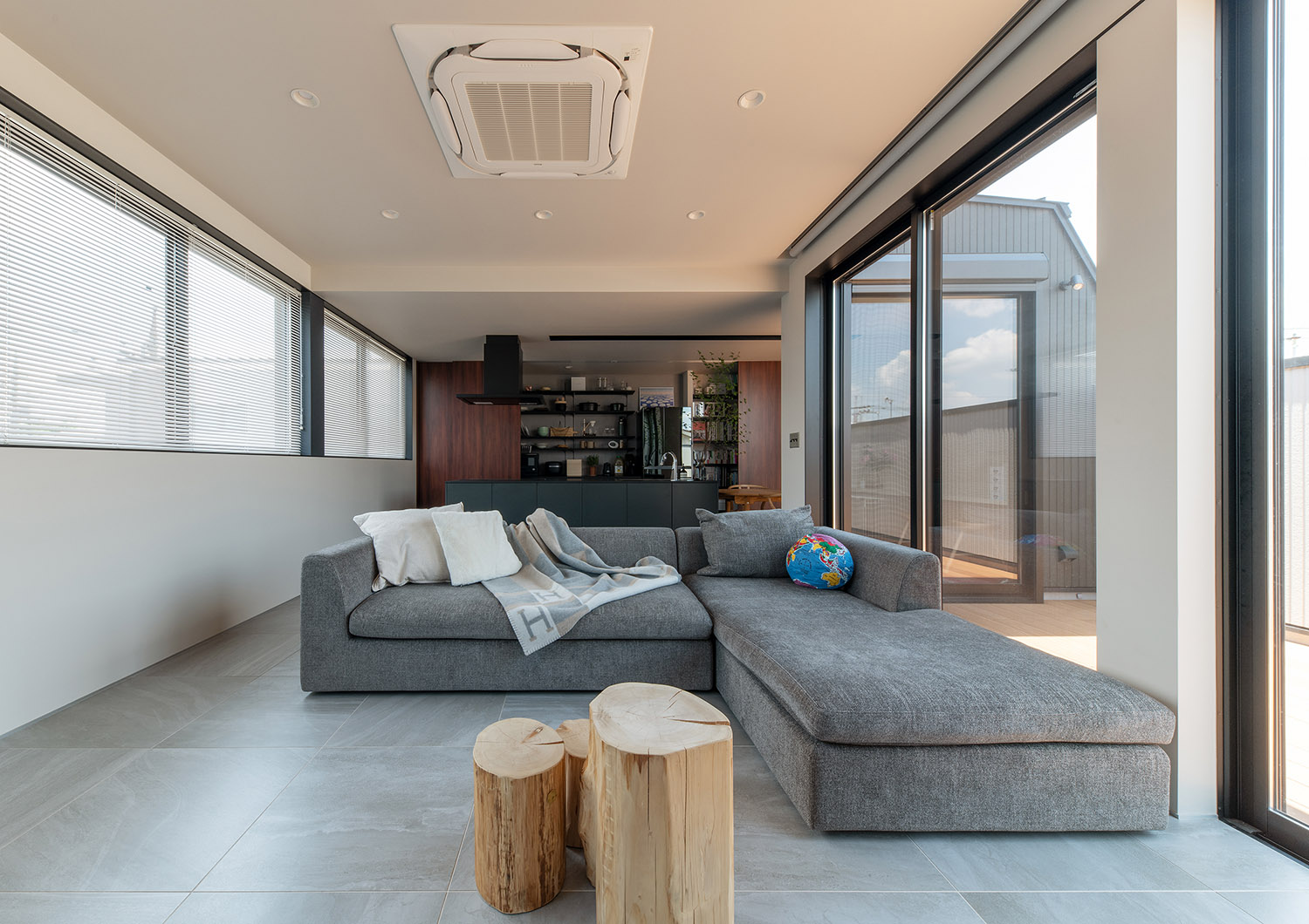 L字型のソファーと丸太のインテリアがあるLDK・フリーダムアーキテクツの事例 注文住宅・デザイン住宅建築実例_『CASE748 バスケットコートのある家』_LDK