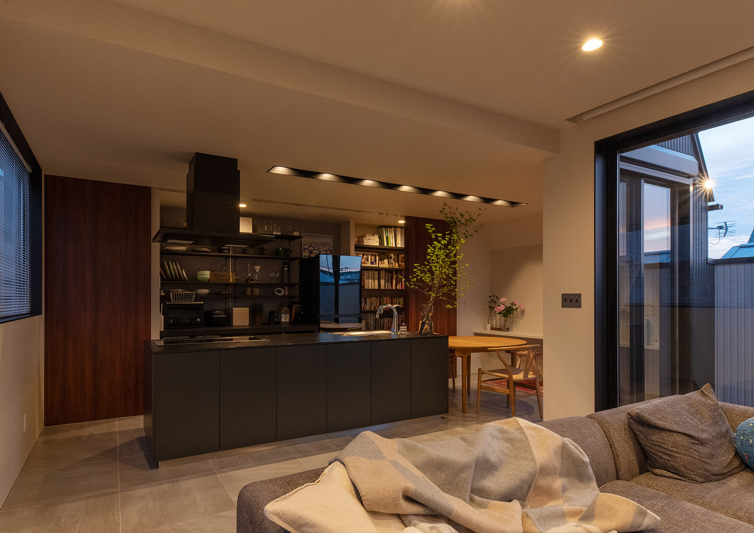 スリットダウンライトに照らされたキッチン・フリーダムアーキテクツの事例 注文住宅・デザイン住宅建築実例_『CASE748 バスケットコートのある家』_LDK