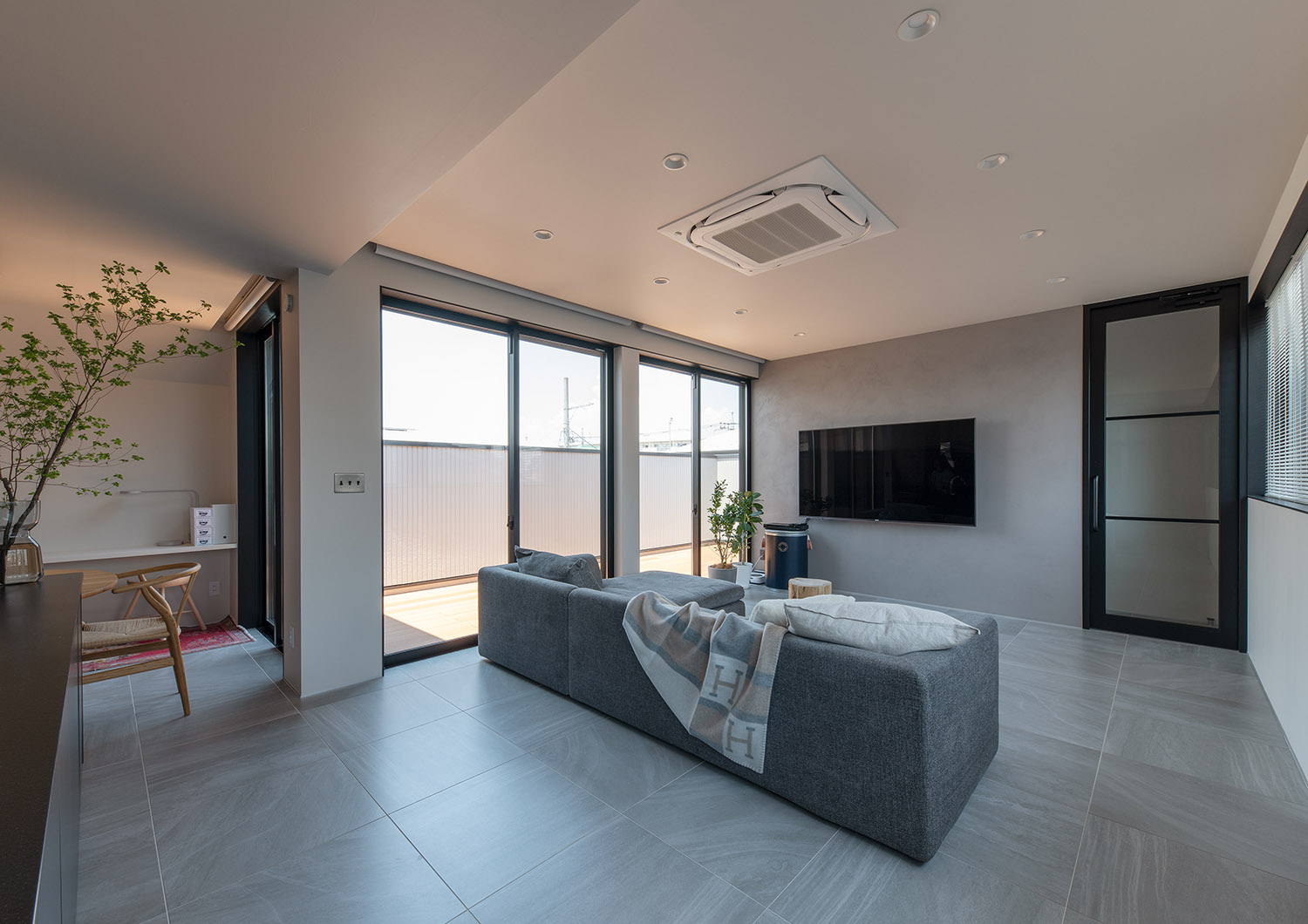 グレーを基調としたタイル張りのLDK・フリーダムアーキテクツの事例 注文住宅・デザイン住宅建築実例_『CASE748 バスケットコートのある家』_LDK