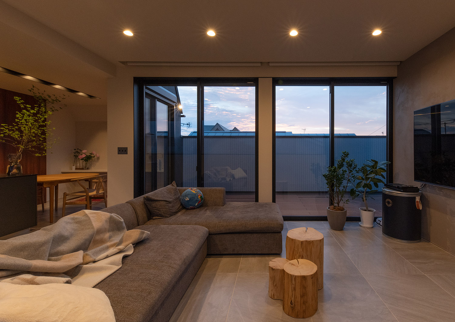 ダウンライトに照らされたLDK・フリーダムアーキテクツの事例 注文住宅・デザイン住宅建築実例_『CASE748 バスケットコートのある家』_LDK