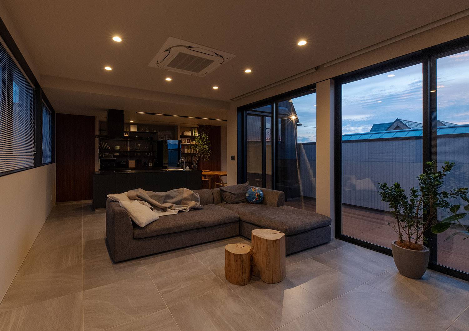 ダウンライトに照らされたLDK・フリーダムアーキテクツの事例 注文住宅・デザイン住宅建築実例_『CASE748 バスケットコートのある家』_LDK