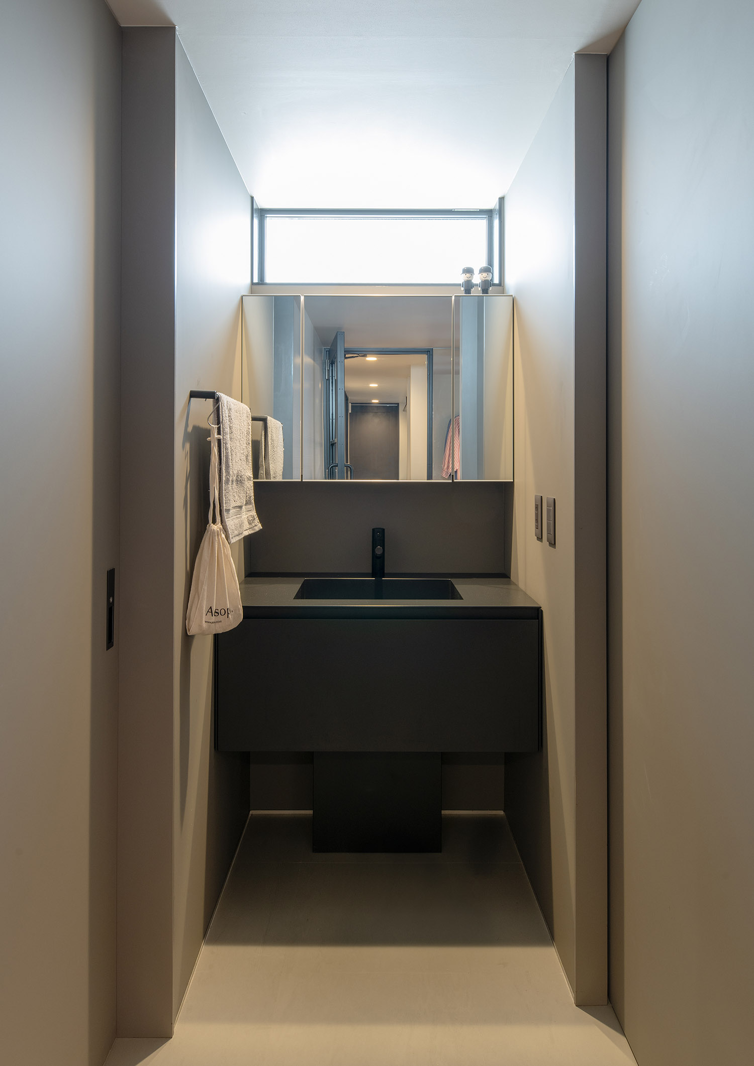 黒の造作洗面がある洗面所・フリーダムアーキテクツの事例 注文住宅・デザイン住宅建築実例_『CASE748 バスケットコートのある家』_浴室・洗面所