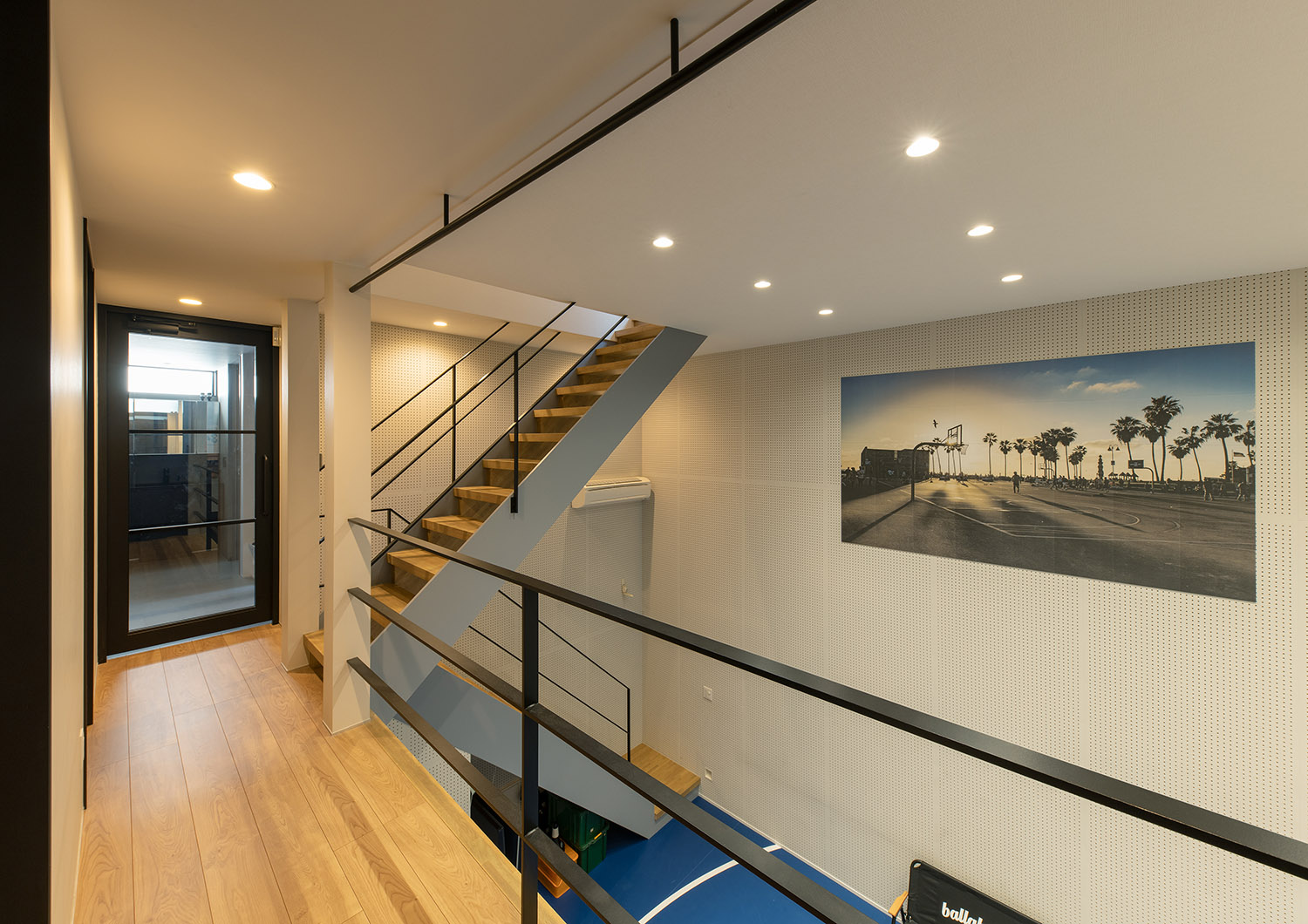 家の中にあるバスケットコートが見えるギャラリーのような廊下・フリーダムアーキテクツの事例 注文住宅・デザイン住宅建築実例_『CASE748 バスケットコートのある家』_バスケットコート