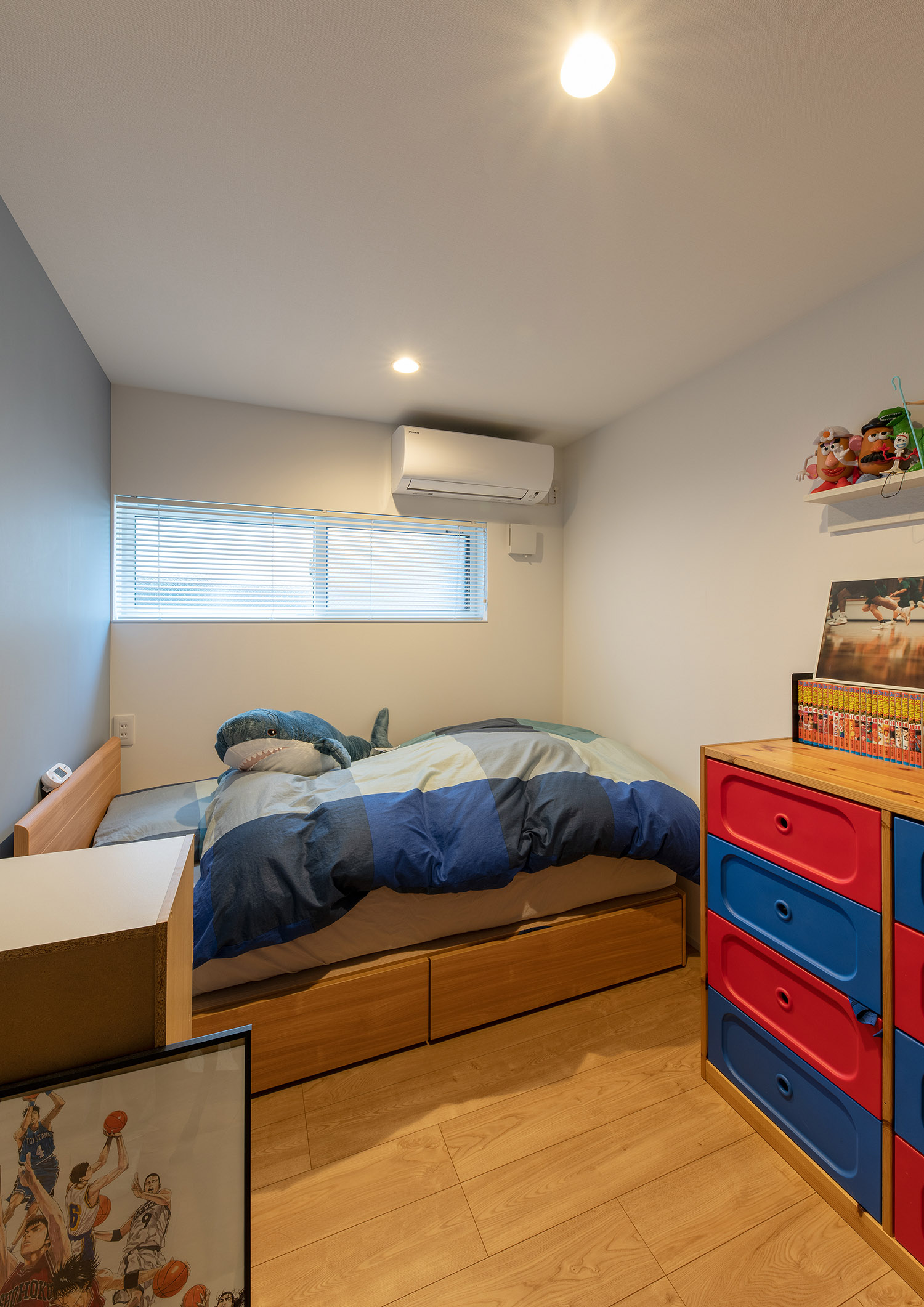 赤と青の棚やスリット窓がある子供部屋 注文住宅・デザイン住宅建築実例_『CASE748 バスケットコートのある家』_子供部屋