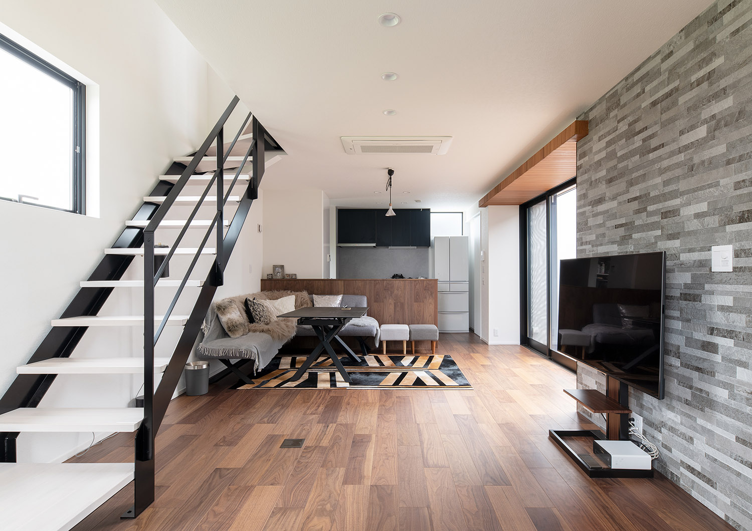 中庭を眺めながらくつろげるリビング