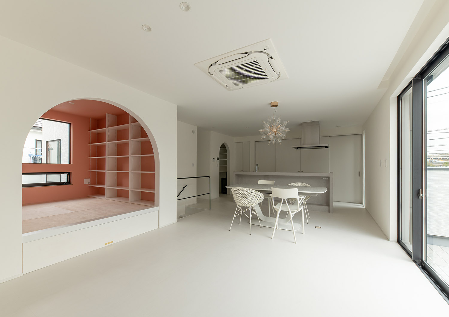 ライブラリーのある大開口窓がある開放的なLDK