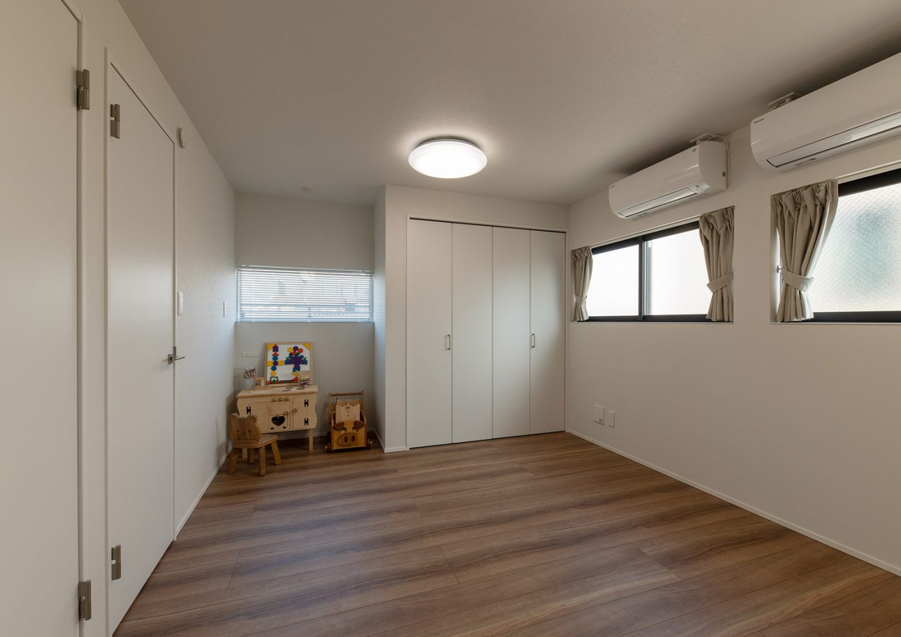 仕切りを入れて二つに分けることが出来る左右対称の子供部屋・デザイン住宅 注文住宅・デザイン住宅建築実例_『CASE753 円佇の家(えんていのいえ)』_子供部屋