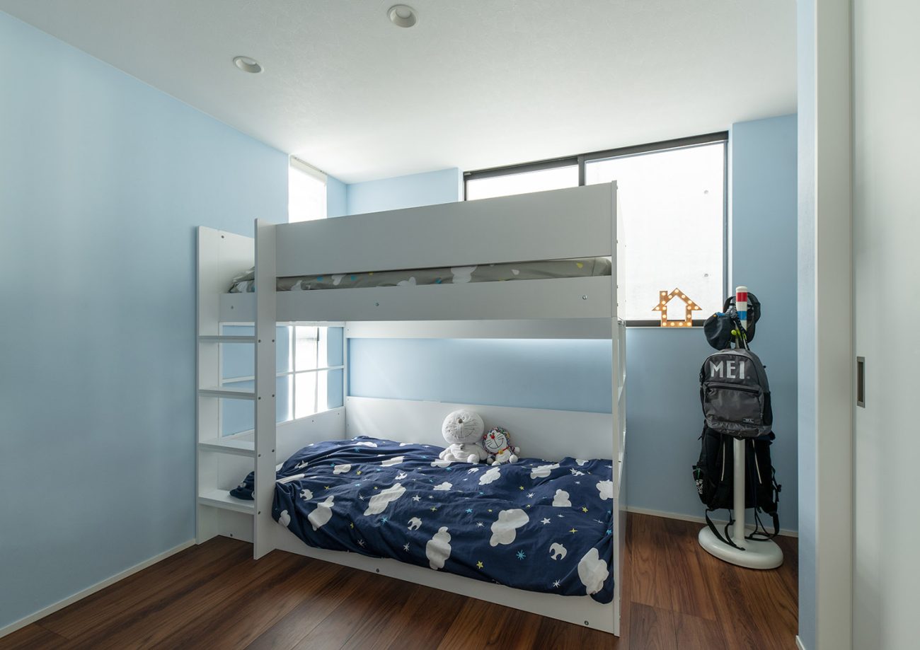 水色のクロスや、雲柄の布団などがある白い二段ベッドの子供部屋・デザイン住宅 注文住宅・デザイン住宅建築実例_『CASE755 山際の家(やまぎわのいえ)』_子供部屋
