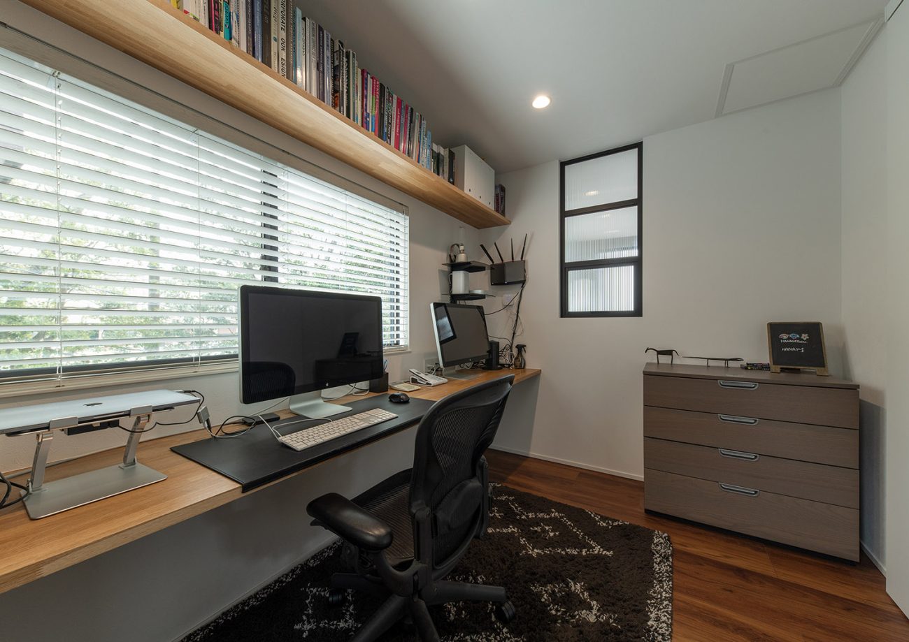 壁一面にデスクと本棚が取り付けられた書斎・デザイン住宅 注文住宅・デザイン住宅建築実例_『CASE755 山際の家(やまぎわのいえ)』_書斎