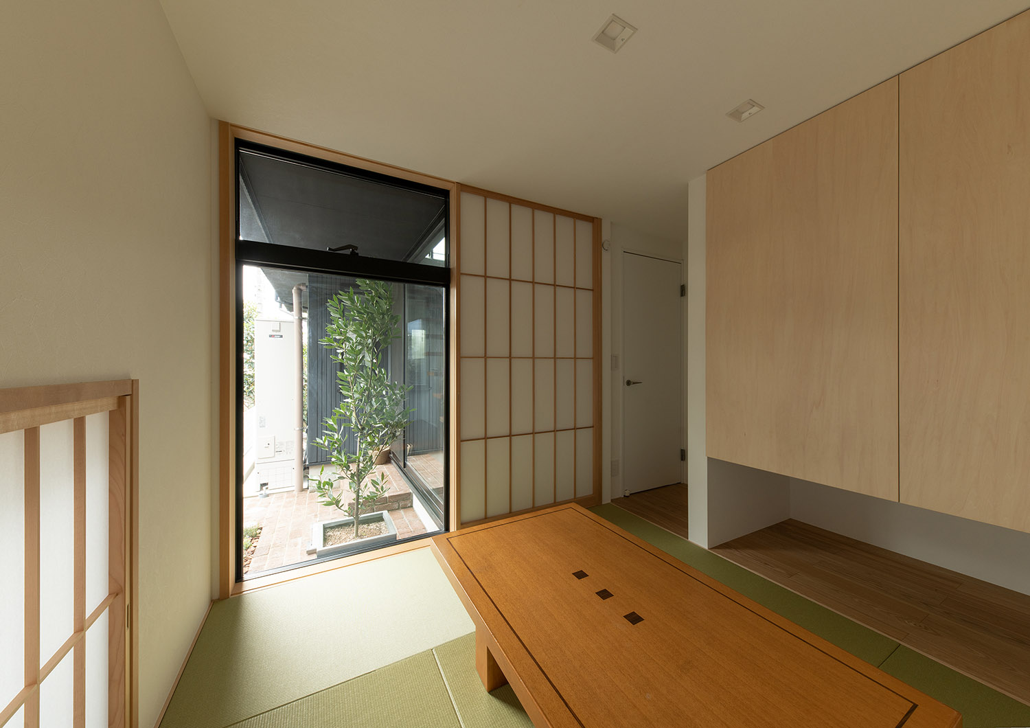 外の景色を切り取ったような窓がある和室