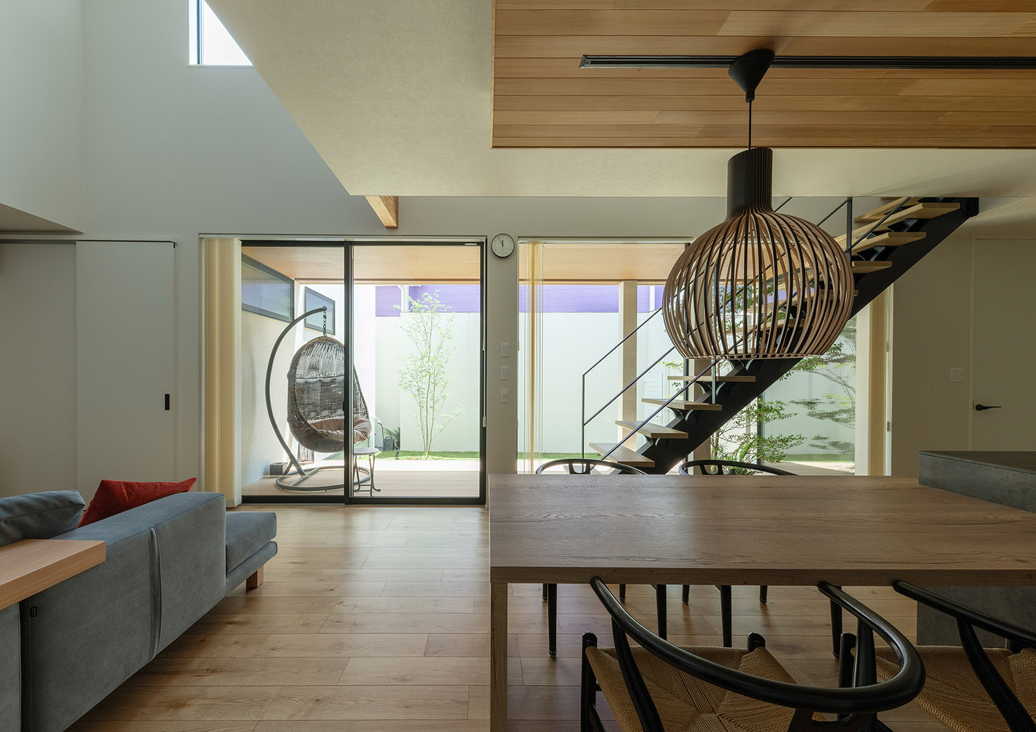 キッチンと繋がったダイニングテーブルの正面に縁側が見える大開口窓がある様子・デザイン住宅 注文住宅・デザイン住宅建築実例_『CASE757 トキノエンガワ』_LDK