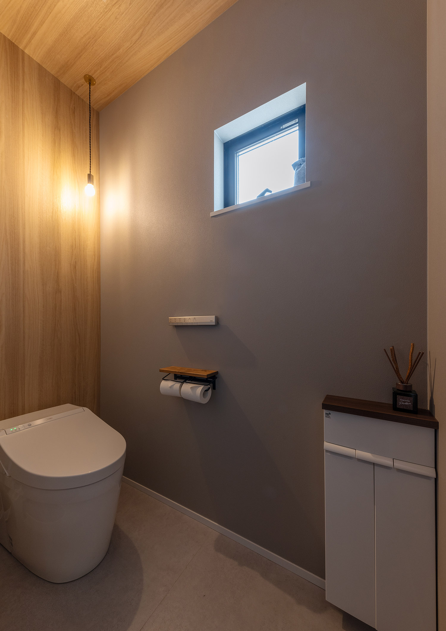 木目の壁にグレーのアクセントクロスを設けたトイレ・デザイン住宅 注文住宅・デザイン住宅建築実例_『CASE757 トキノエンガワ』_トイレ
